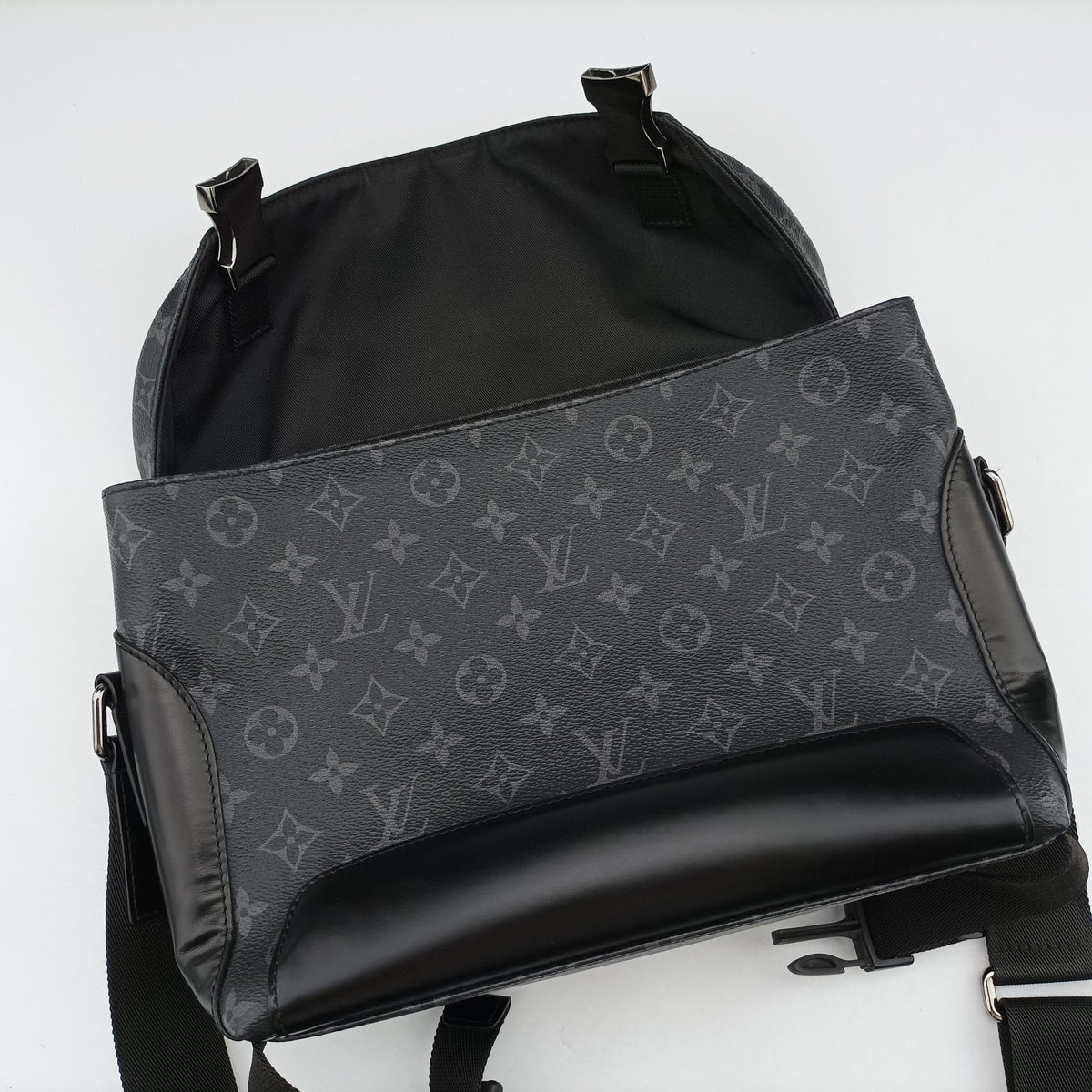 Vintage Louis Vuitton Messenger Voyage PM Noir Monogram Eclipse M40511 shoulderbag | stylenewstar