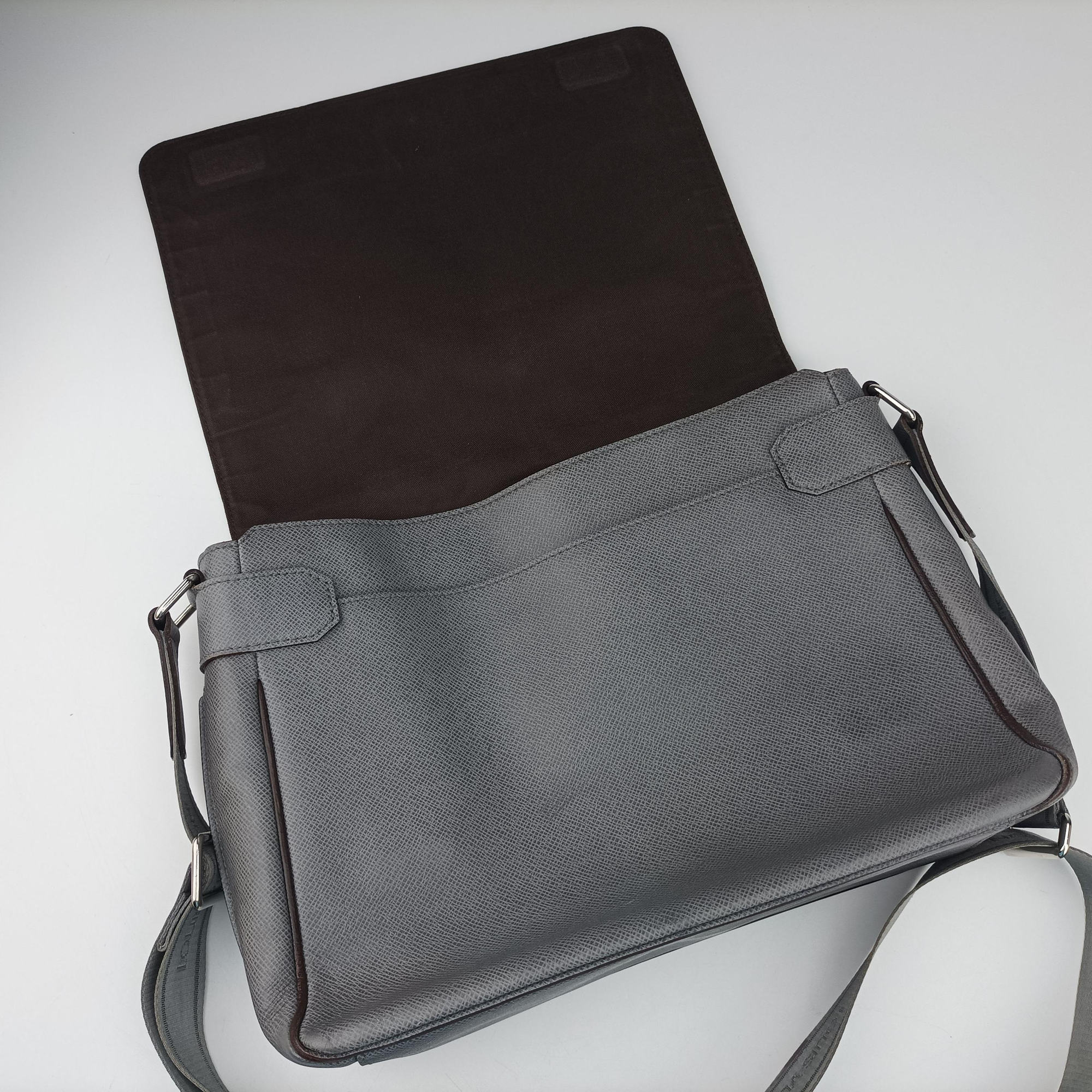Pre-owned Louis Vuitton Roman MM Gracie Taiga M32623 shoulderbag | stylenewstar