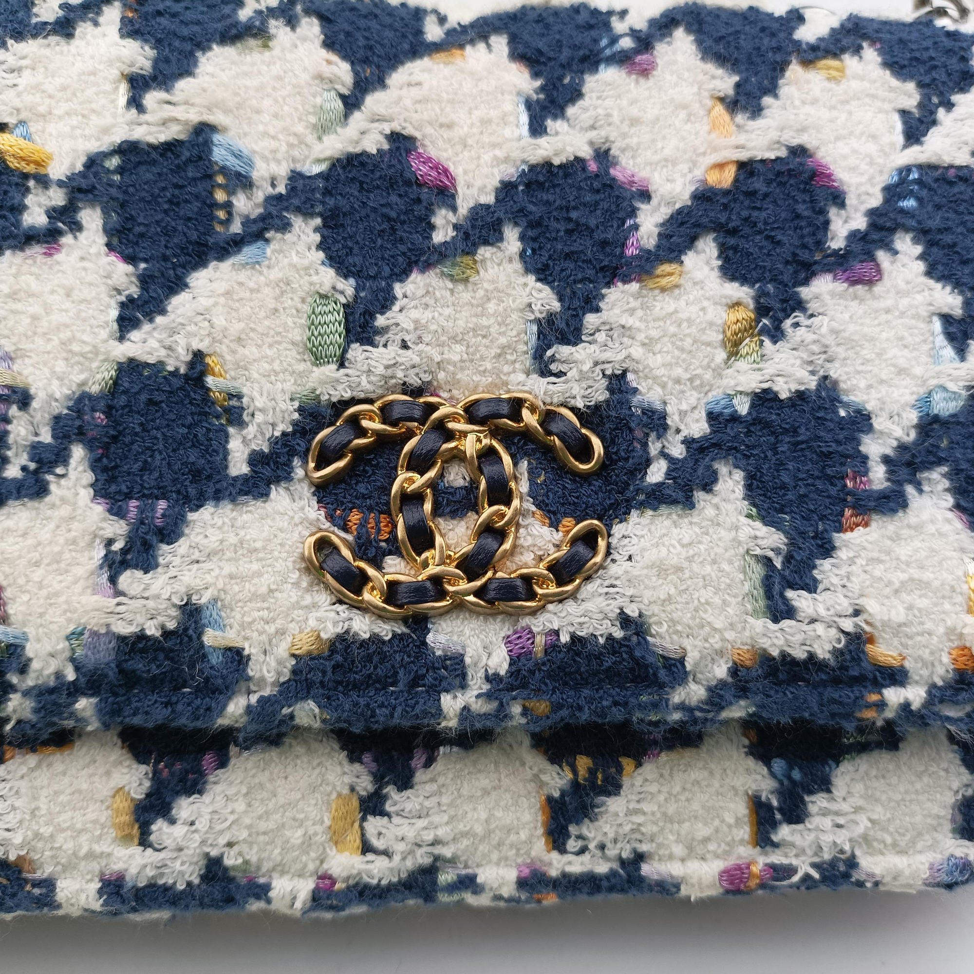 Secondhand Chanel Chanel 19 WOC Houndstooth White × Navy fabric AP0957 shoulderbag | stylenewstar