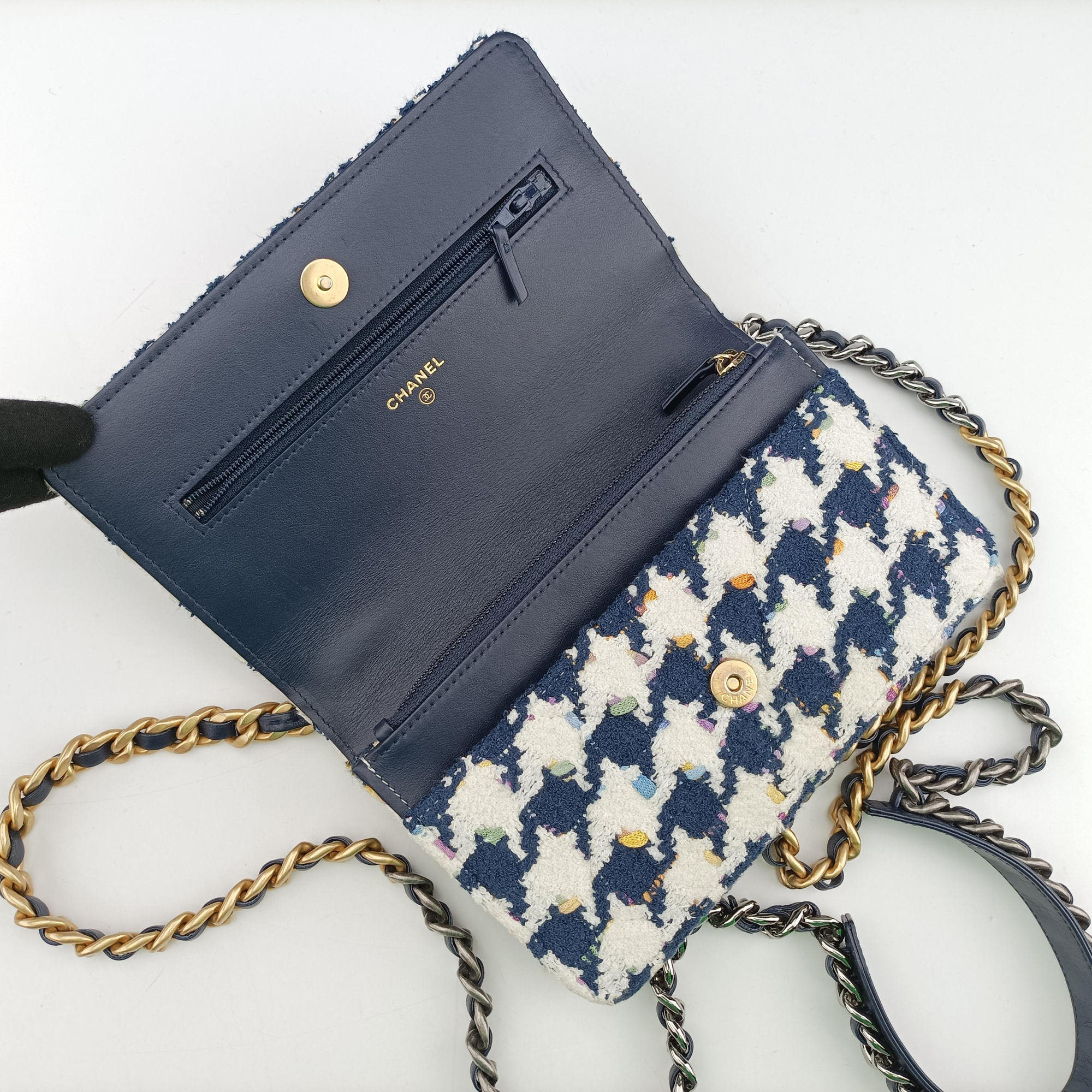 Secondhand Chanel Chanel 19 WOC Houndstooth White × Navy fabric AP0957 shoulderbag | stylenewstar