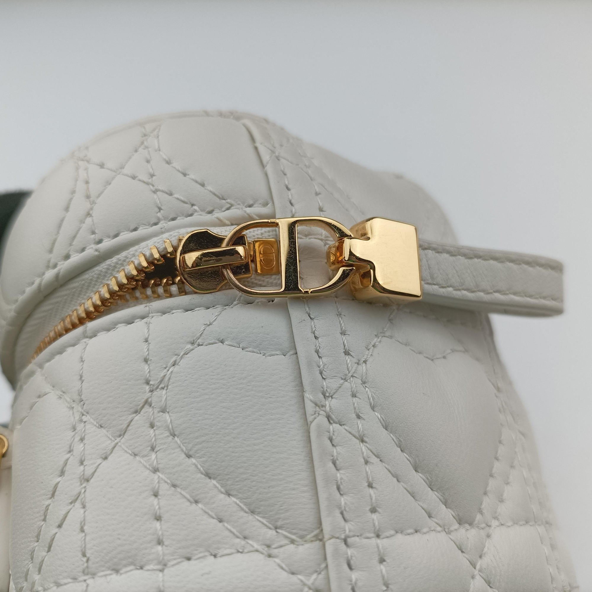 Secondhand Christian Dior Dioramour Dior Caro Heart Micro Vanity Case White Lambskin  shoulderbag | stylenewstar