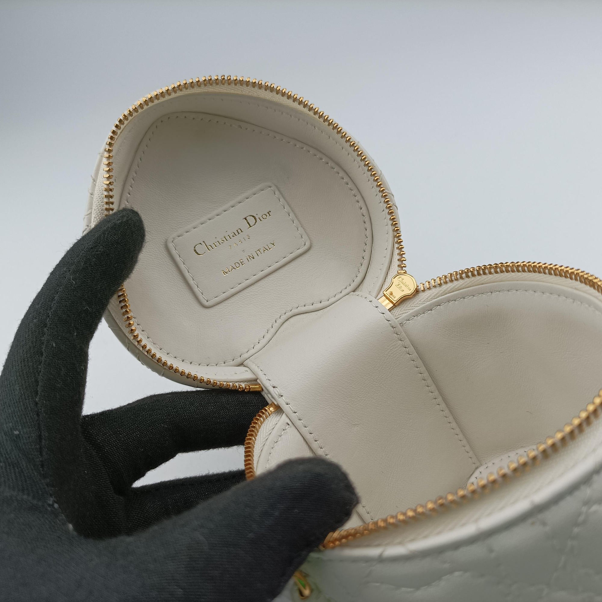 Secondhand Christian Dior Dioramour Dior Caro Heart Micro Vanity Case White Lambskin  shoulderbag | stylenewstar