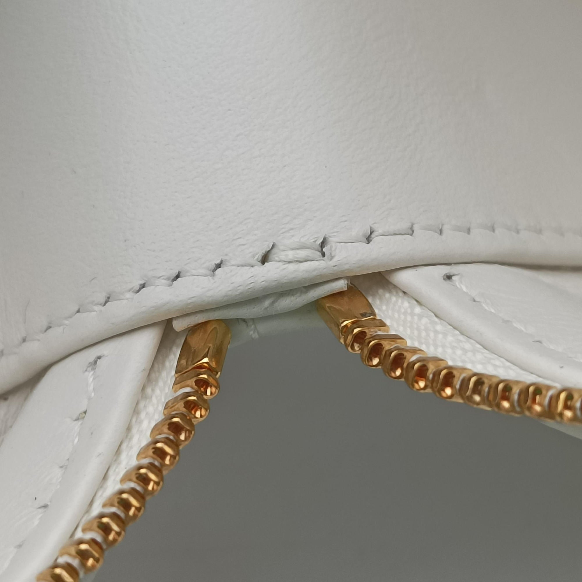 Secondhand Christian Dior Dioramour Dior Caro Heart Micro Vanity Case White Lambskin  shoulderbag | stylenewstar