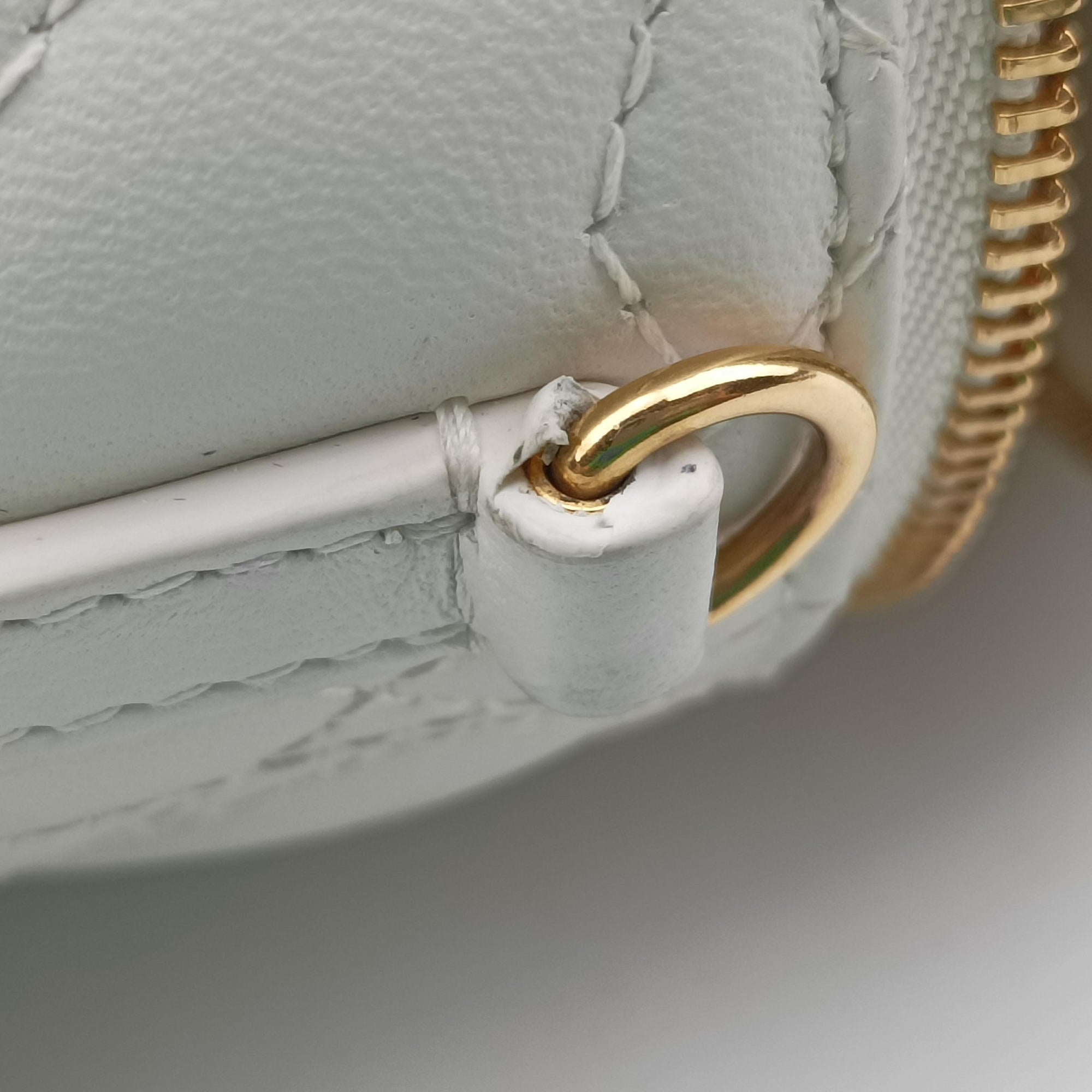 Secondhand Christian Dior Dioramour Dior Caro Heart Micro Vanity Case White Lambskin  shoulderbag | stylenewstar