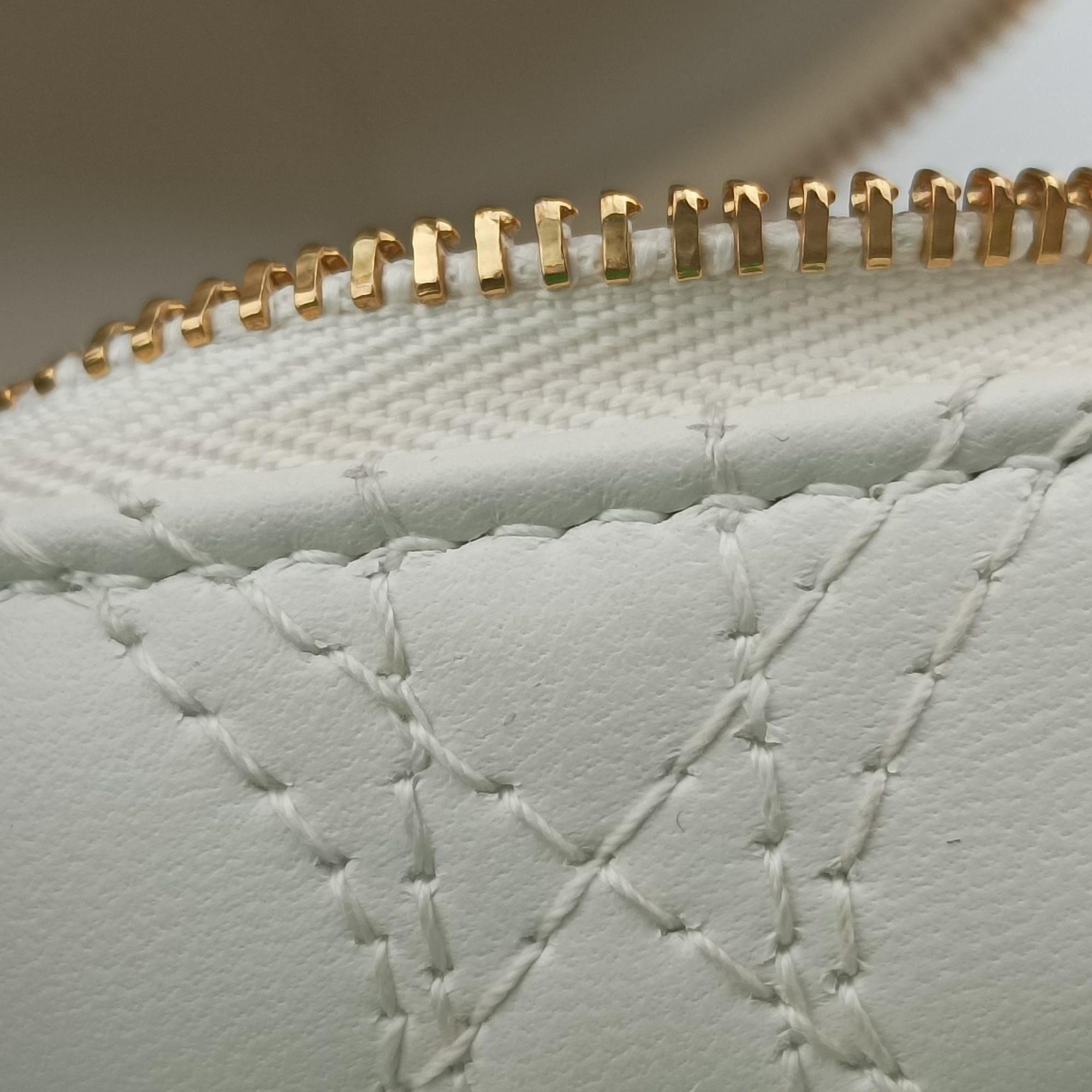 Secondhand Christian Dior Dioramour Dior Caro Heart Micro Vanity Case White Lambskin  shoulderbag | stylenewstar