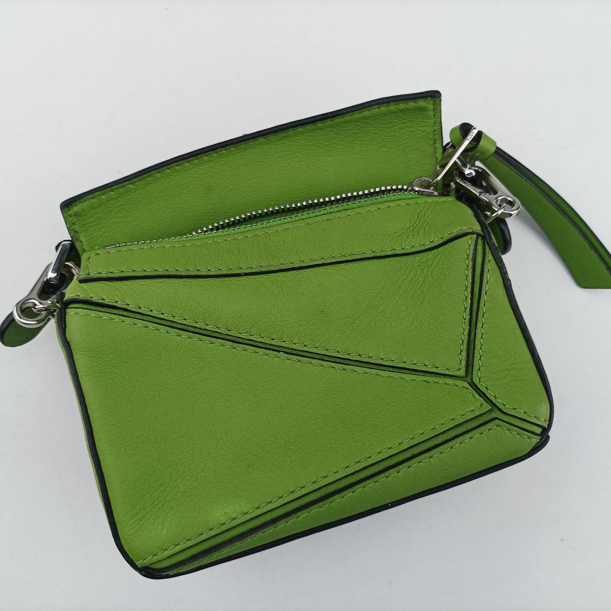 Pre-owned Loewe Puzzle Nano Green Leather  shoulderbag | stylenewstar