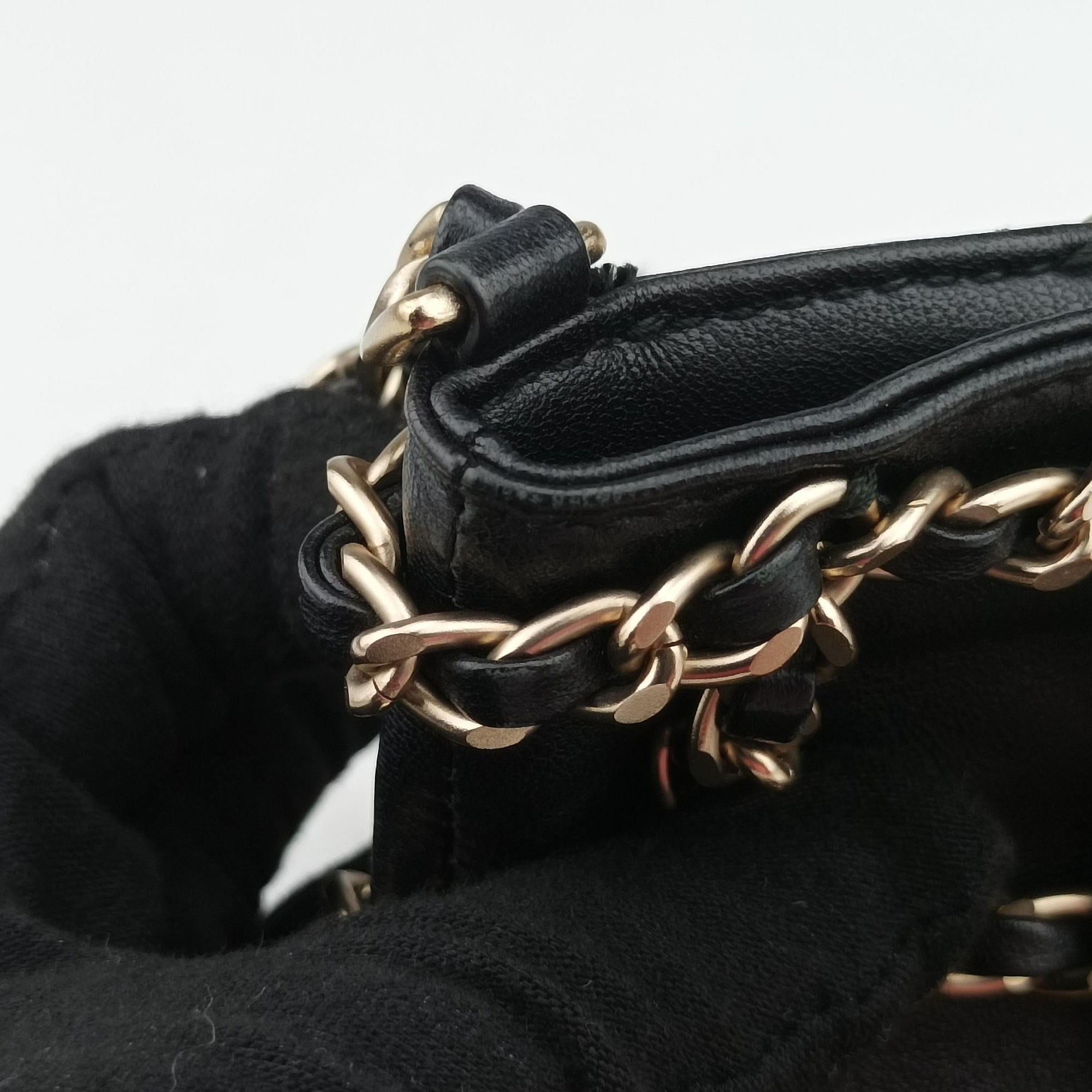 Pre-owned Chanel Tech Me Out phone case Black lambskin AP1161 shoulderbag | stylenewstar