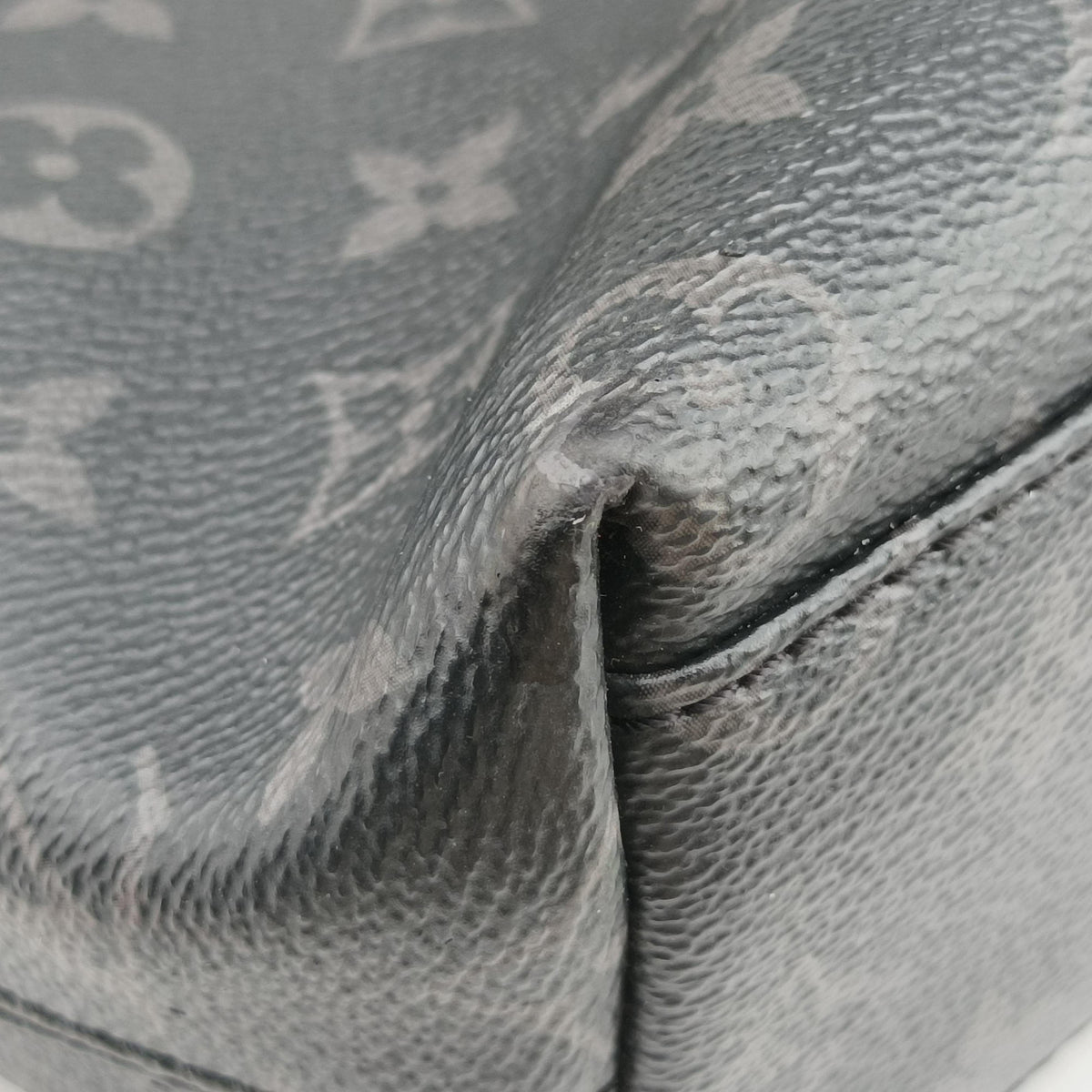 Vintage Louis Vuitton Explorer Noir Monogram Eclipse Canvas M40567 handbag | stylenewstar