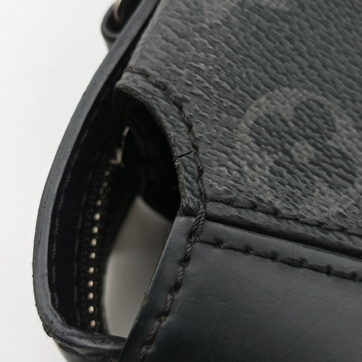 Vintage Louis Vuitton Explorer Noir Monogram Eclipse Canvas M40567 handbag | stylenewstar