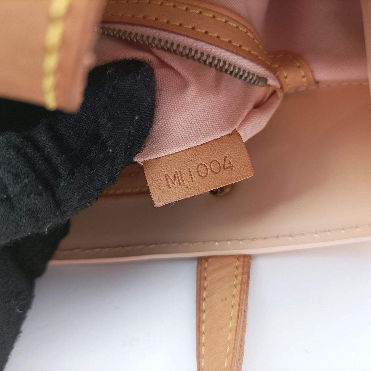 Pre-owned Louis Vuitton Reade PM Beige Vernis M91144 handbag | stylenewstar