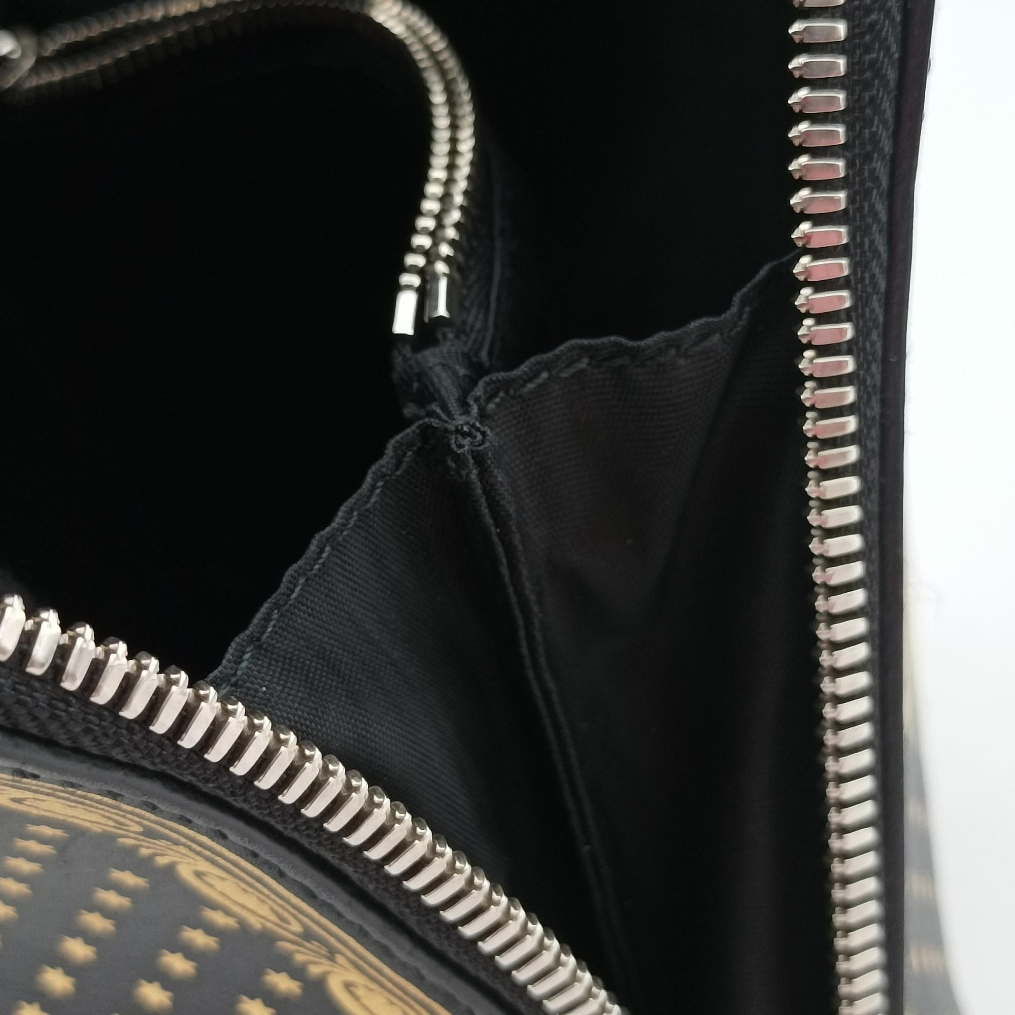 Pre-owned Gucci SEGA collaboration GUCCY print Black Leather 511189 shoulderbag | stylenewstar