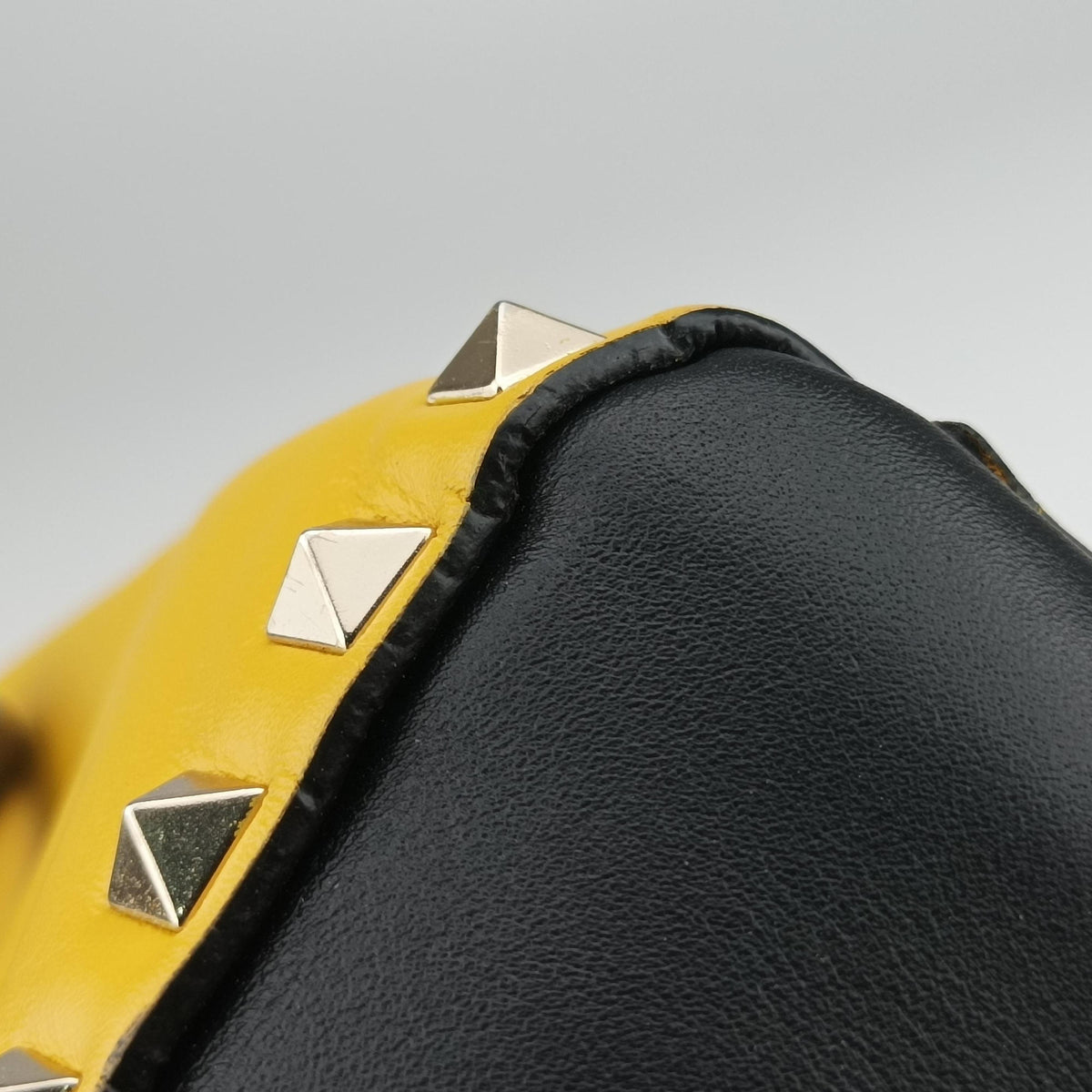 Vintage Valentino Rockstud Yellow × Black Leather  shoulderbag | stylenewstar