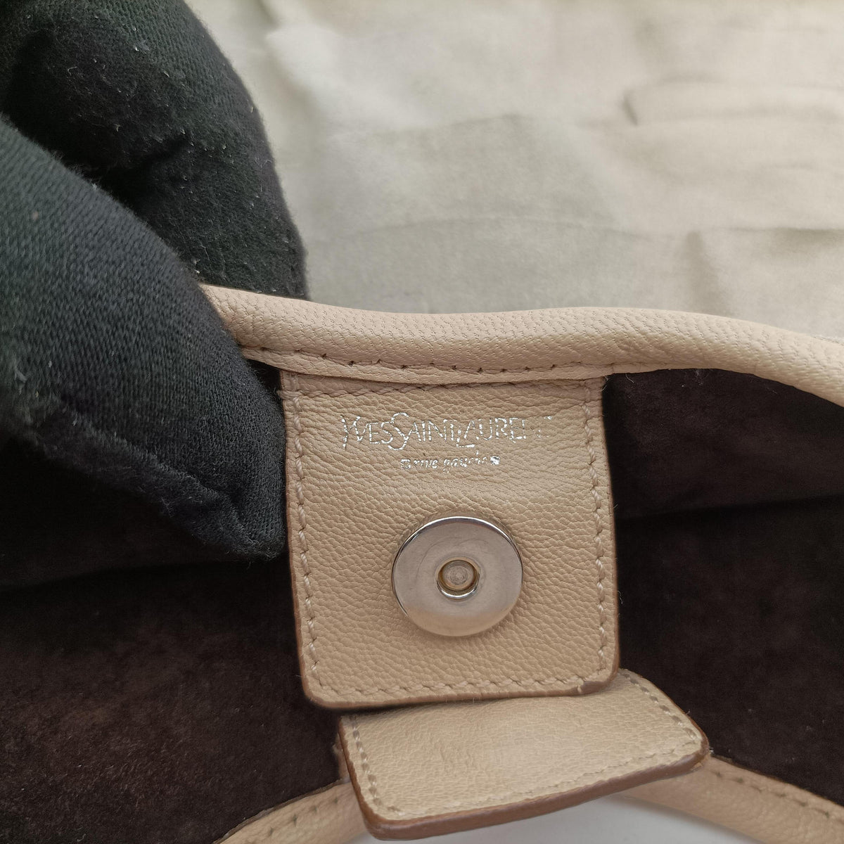 Secondhand Yves Saint Laurent Mombasa White suede 122245 shoulderbag | stylenewstar