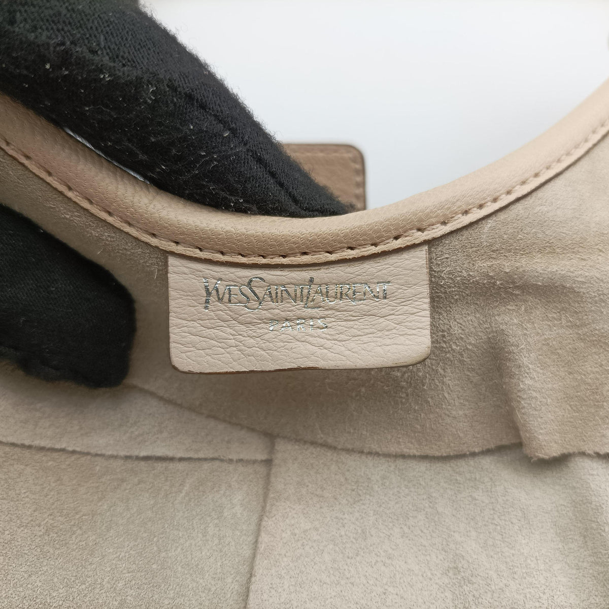 Secondhand Yves Saint Laurent Mombasa White suede 122245 shoulderbag | stylenewstar