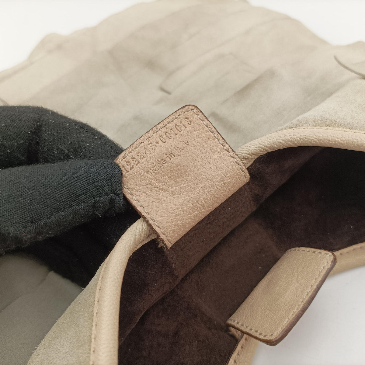 Secondhand Yves Saint Laurent Mombasa White suede 122245 shoulderbag | stylenewstar