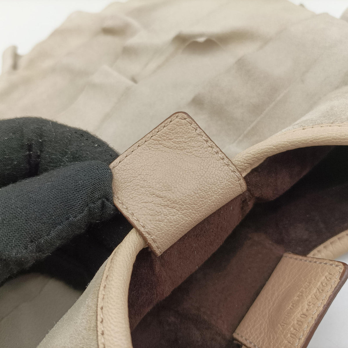 Secondhand Yves Saint Laurent Mombasa White suede 122245 shoulderbag | stylenewstar