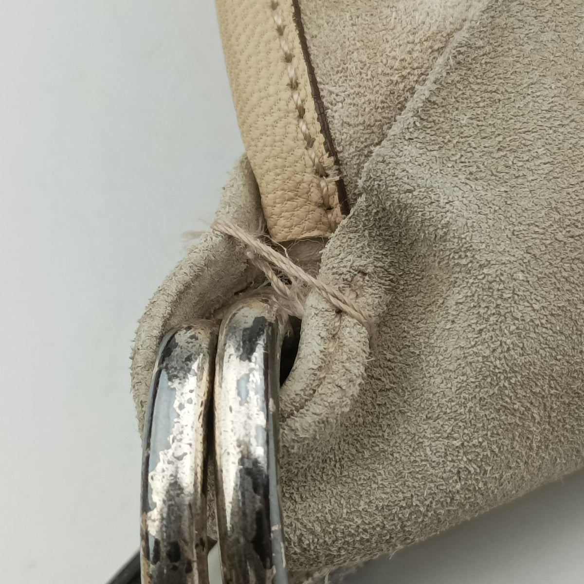 Secondhand Yves Saint Laurent Mombasa White suede 122245 shoulderbag | stylenewstar