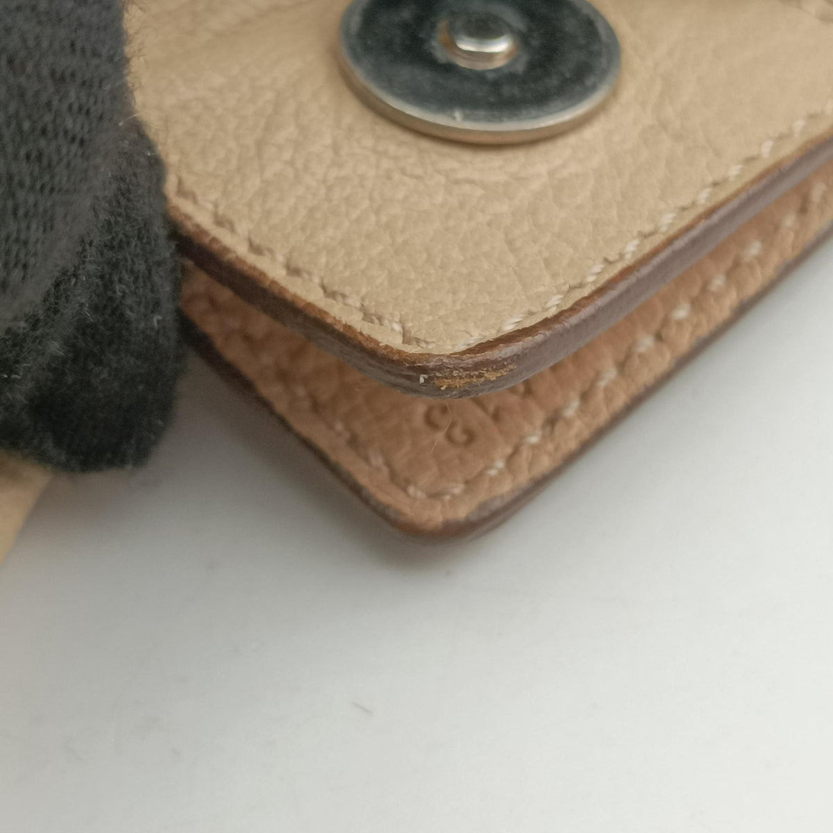 Secondhand Yves Saint Laurent Mombasa White suede 122245 shoulderbag | stylenewstar