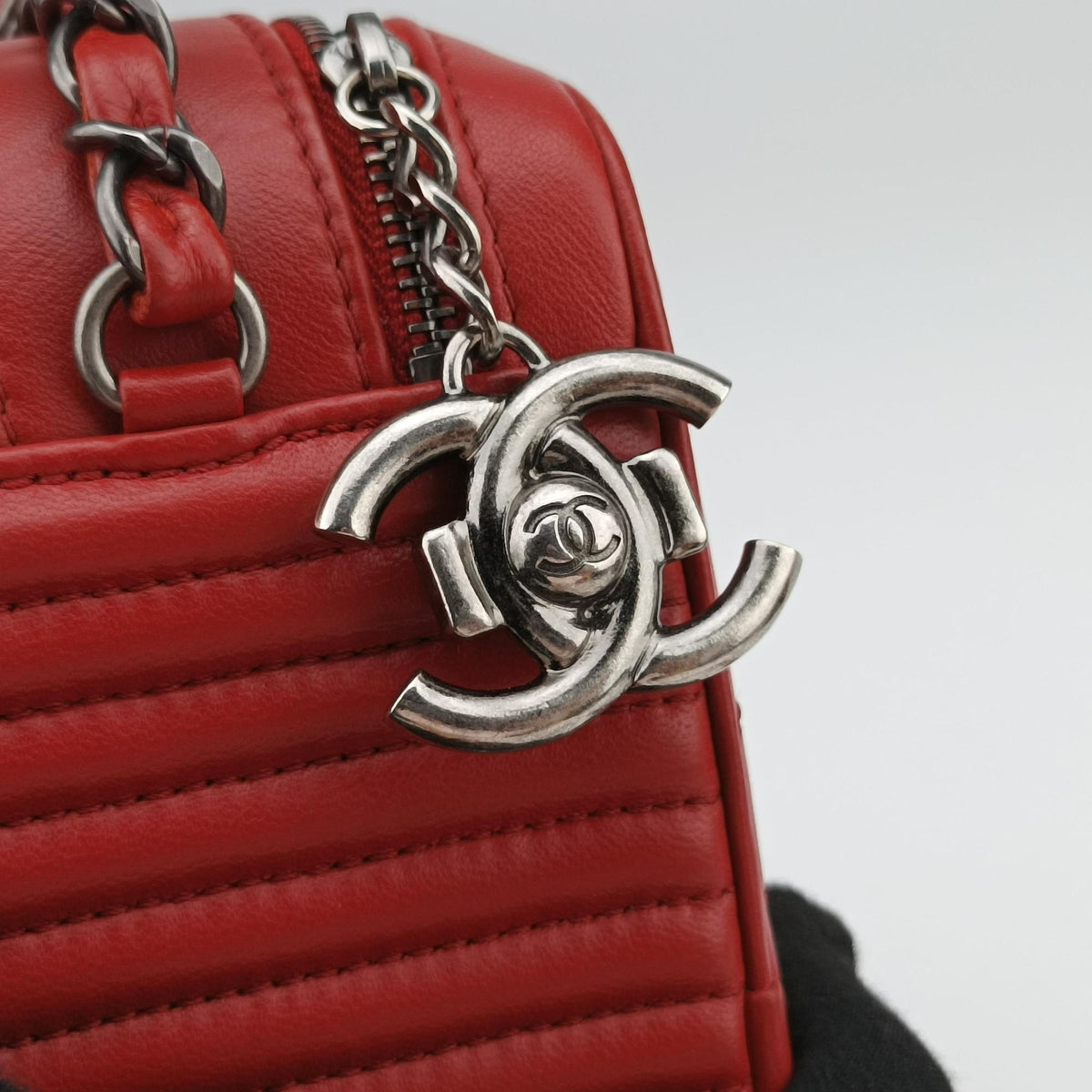Secondhand Chanel Coco Boy Camera Case Red lambskin A92655 shoulderbag | stylenewstar
