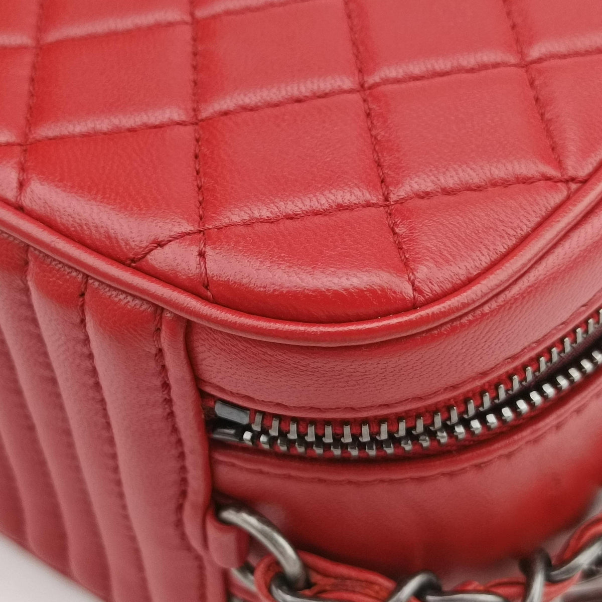 Secondhand Chanel Coco Boy Camera Case Red lambskin A92655 shoulderbag | stylenewstar