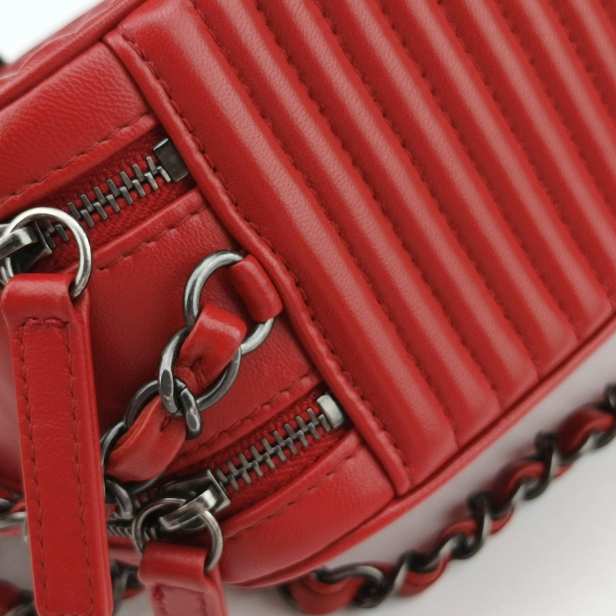 Secondhand Chanel Coco Boy Camera Case Red lambskin A92655 shoulderbag | stylenewstar