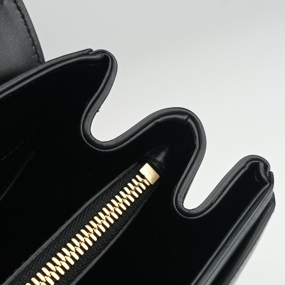 Pre-owned Celine 16 Bag Black Calfskin  shoulderbag | stylenewstar