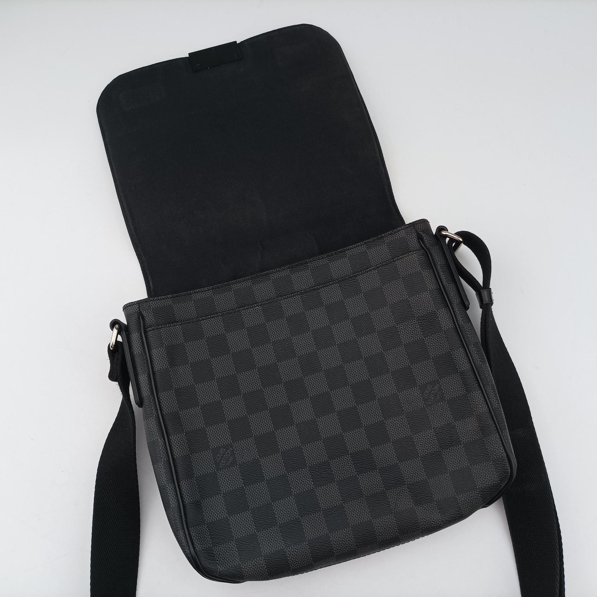 Pre-owned Louis Vuitton District PM Noir Damier GRAPHITE N41260 shoulderbag | stylenewstar