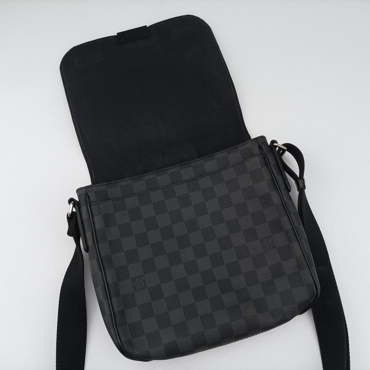 Vintage Louis Vuitton District PM Noir Damier GRAPHITE N41260 shoulderbag | stylenewstar
