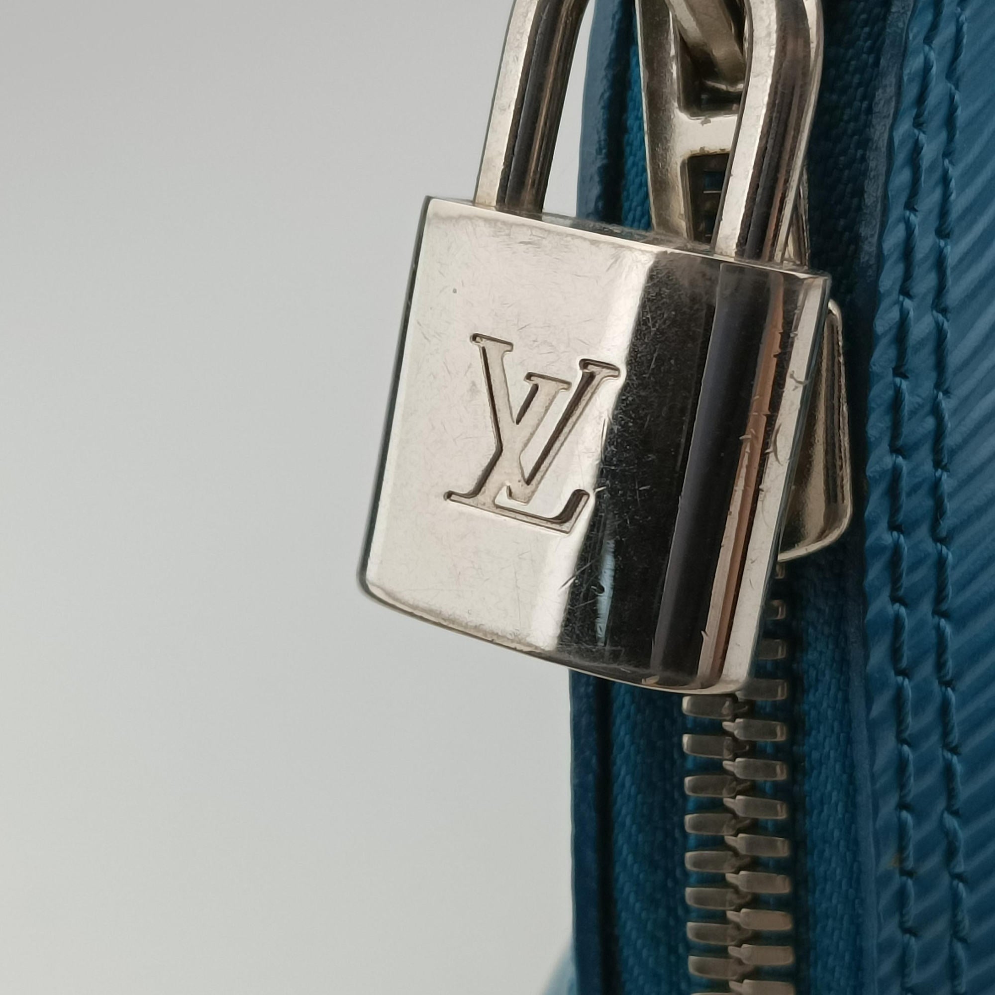 Pre-owned Louis Vuitton Alma PM CYAN Epi M40624 handbag | stylenewstar
