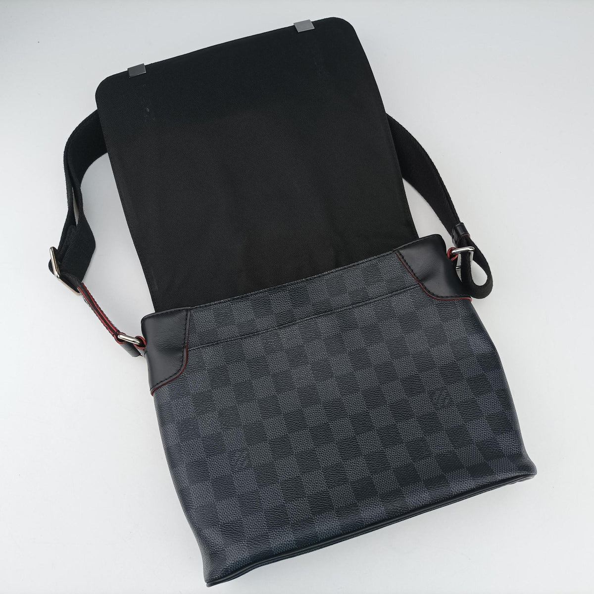 Secondhand Louis Vuitton District PM NM LV Alps BLACK×Multicolor DAMIER GRAPHITE CANVAS N40040 shoulderbag | stylenewstar
