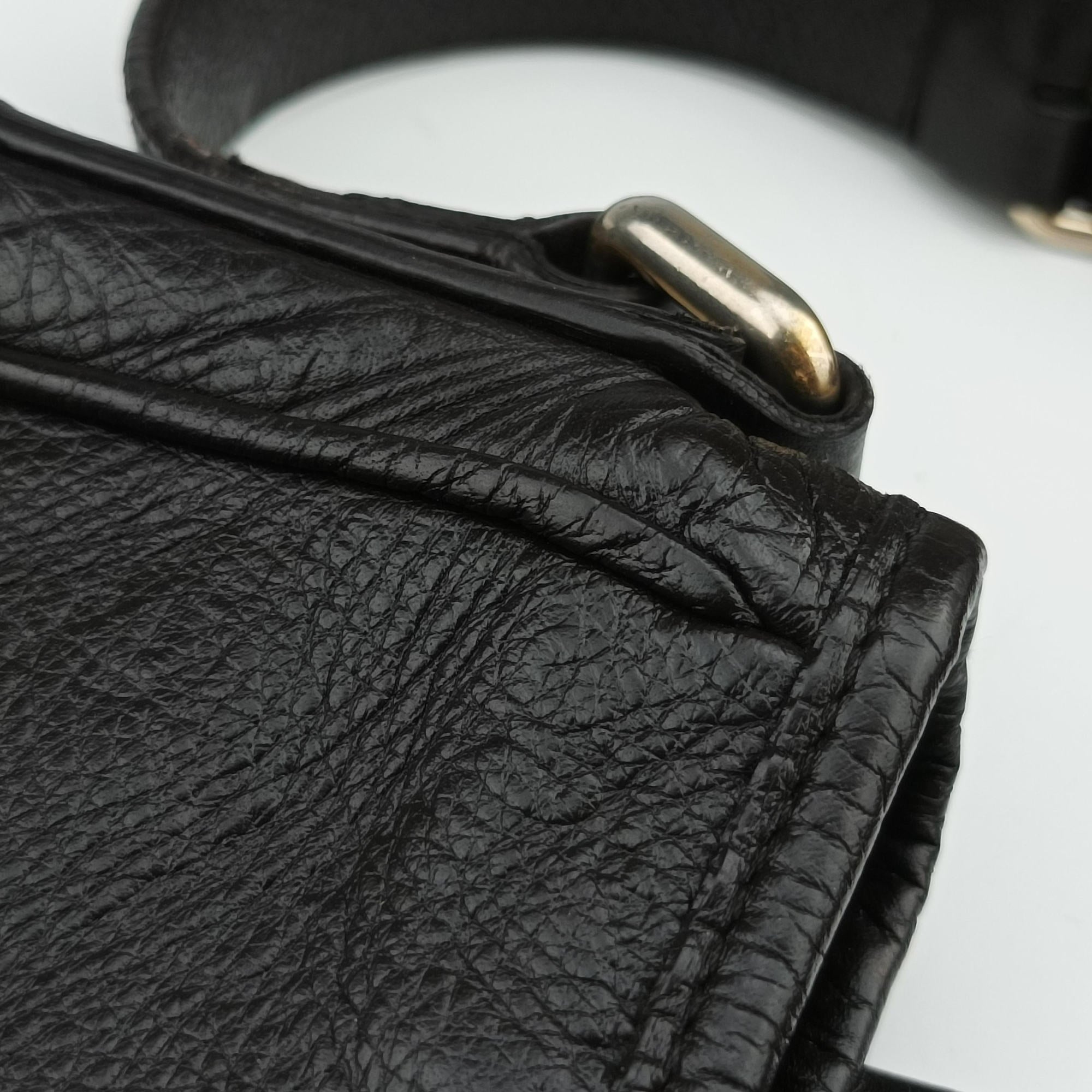 Vintage Gucci Guccissima Messenger Black Leather 223665 shoulderbag | stylenewstar