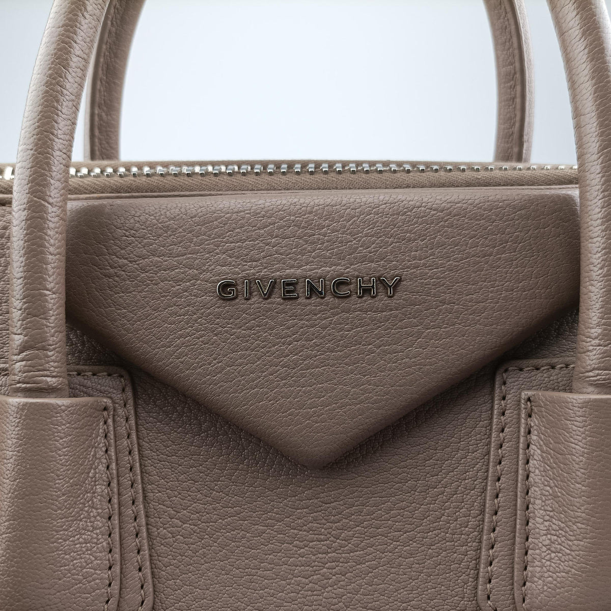 Pre-owned Givenchy Antigona Beige Leather  shoulderbag | stylenewstar