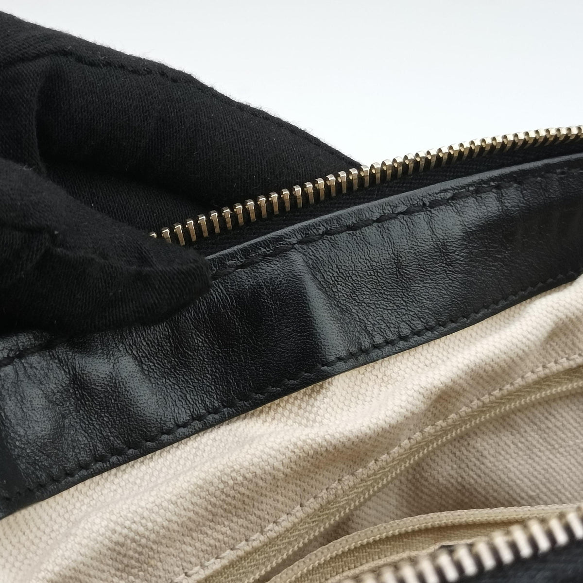Pre-owned Gucci Sukey Diamante Beige×Black Canvas×Leather 247902 handbag | stylenewstar