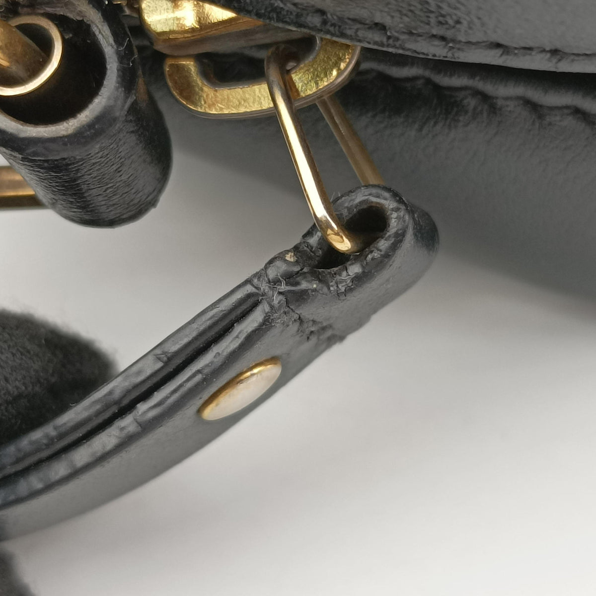 Pre-owned Yves Saint Laurent LOU camera Black Leather 574494 shoulderbag | stylenewstar
