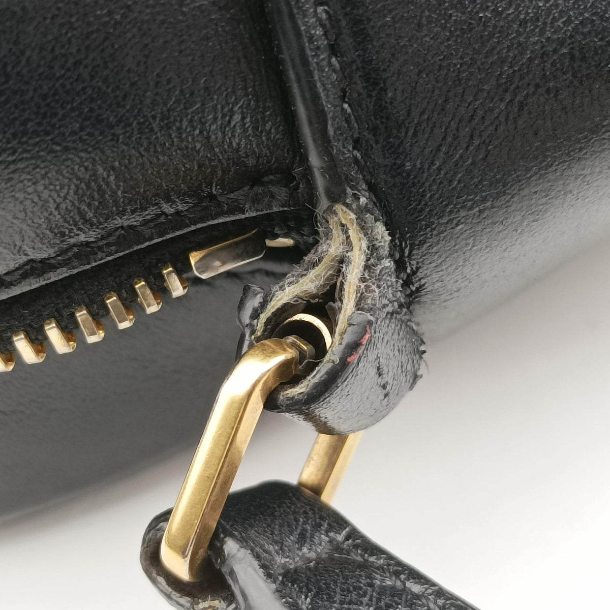 Pre-owned Yves Saint Laurent LOU camera Black Leather 574494 shoulderbag | stylenewstar
