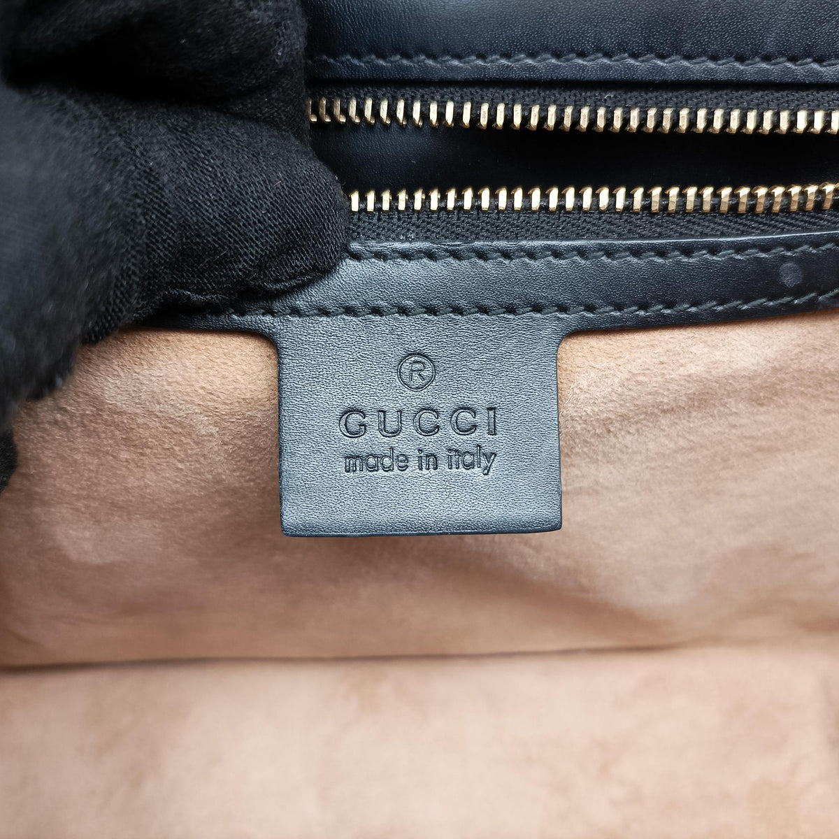 Pre-owned Gucci Sylvie Black Leather 421882 shoulderbag | stylenewstar