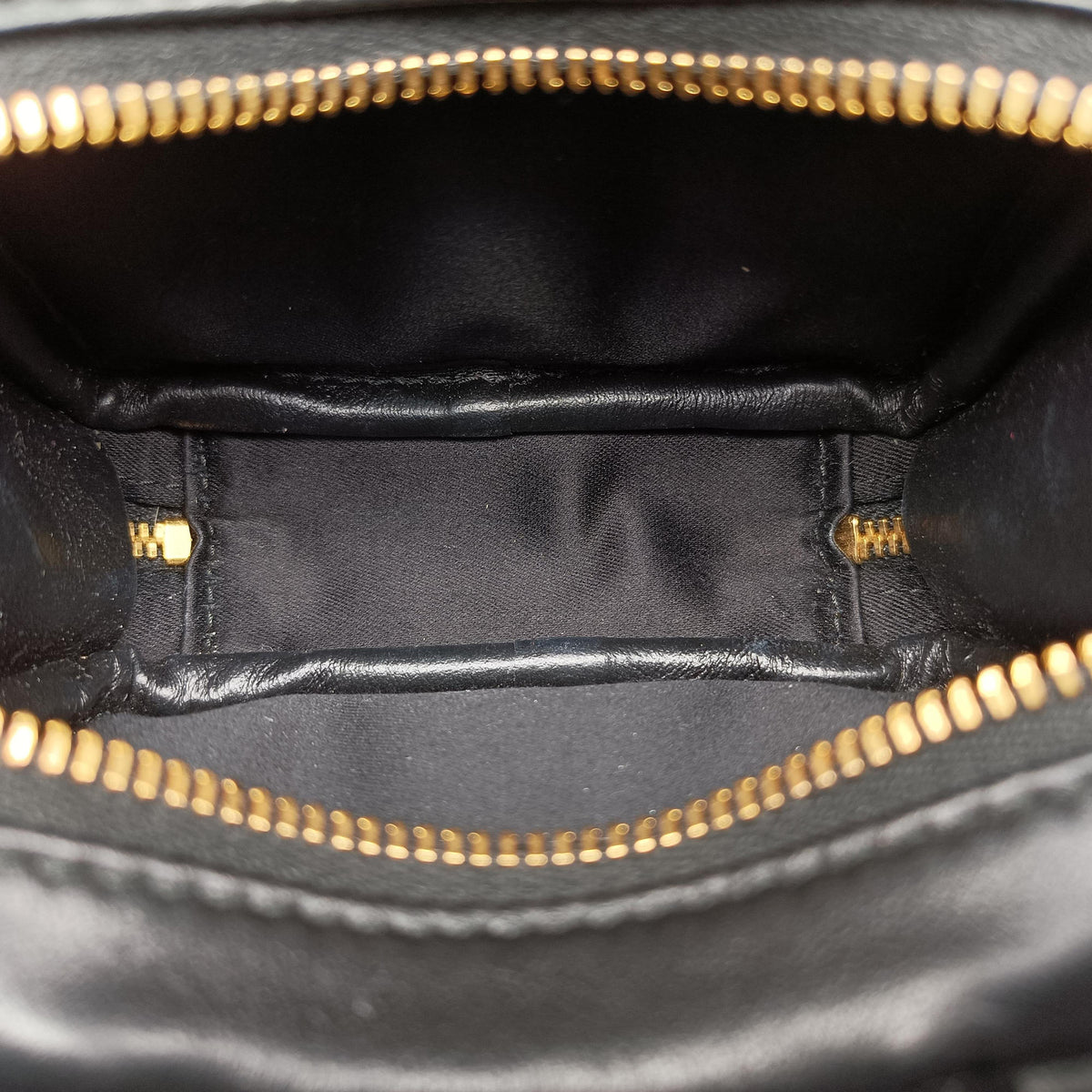 Secondhand Miu Miu Beau Black Leather  handbag | stylenewstar