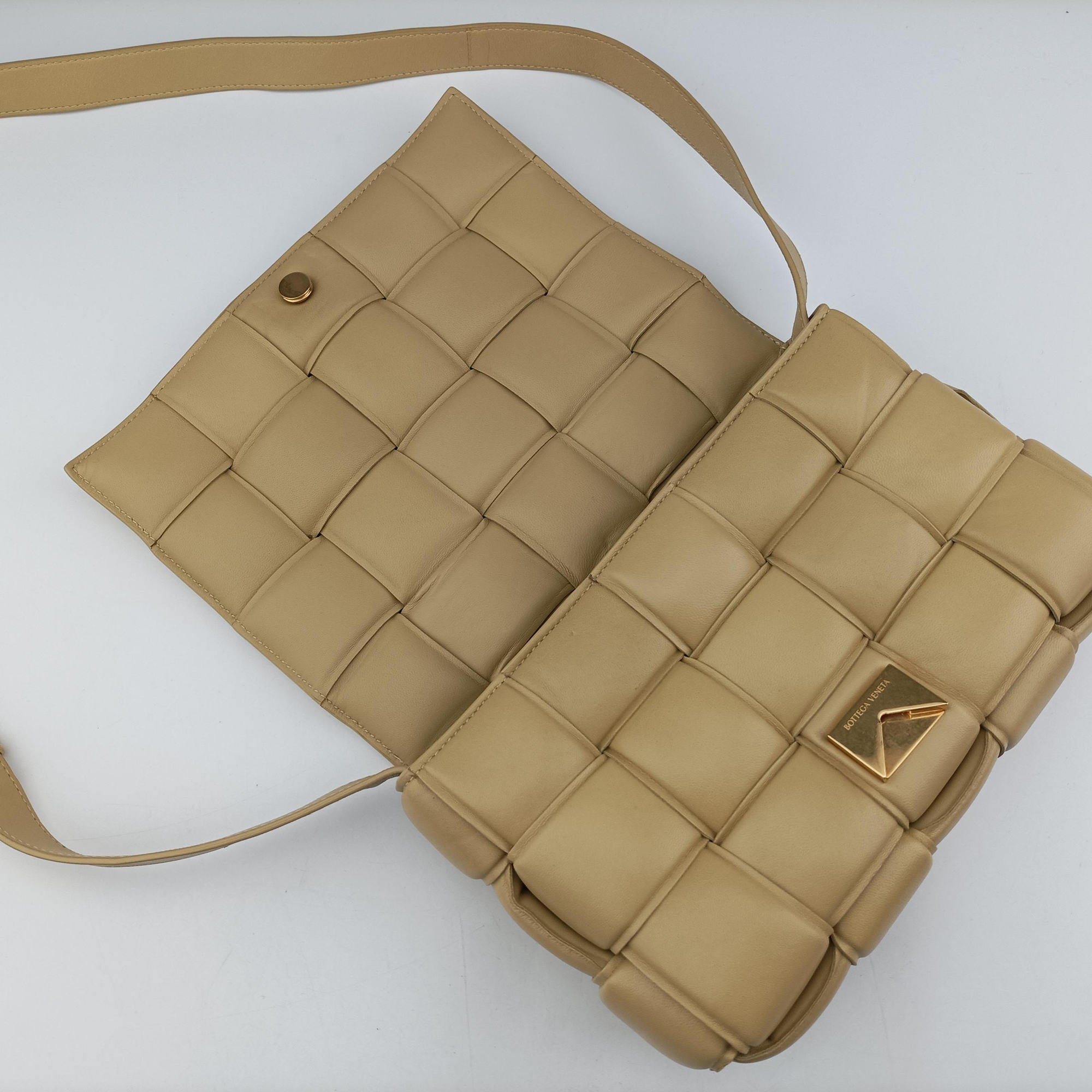 Pre-owned Bottega Veneta Padded CASSETTE Beige lambskin  shoulderbag | stylenewstar