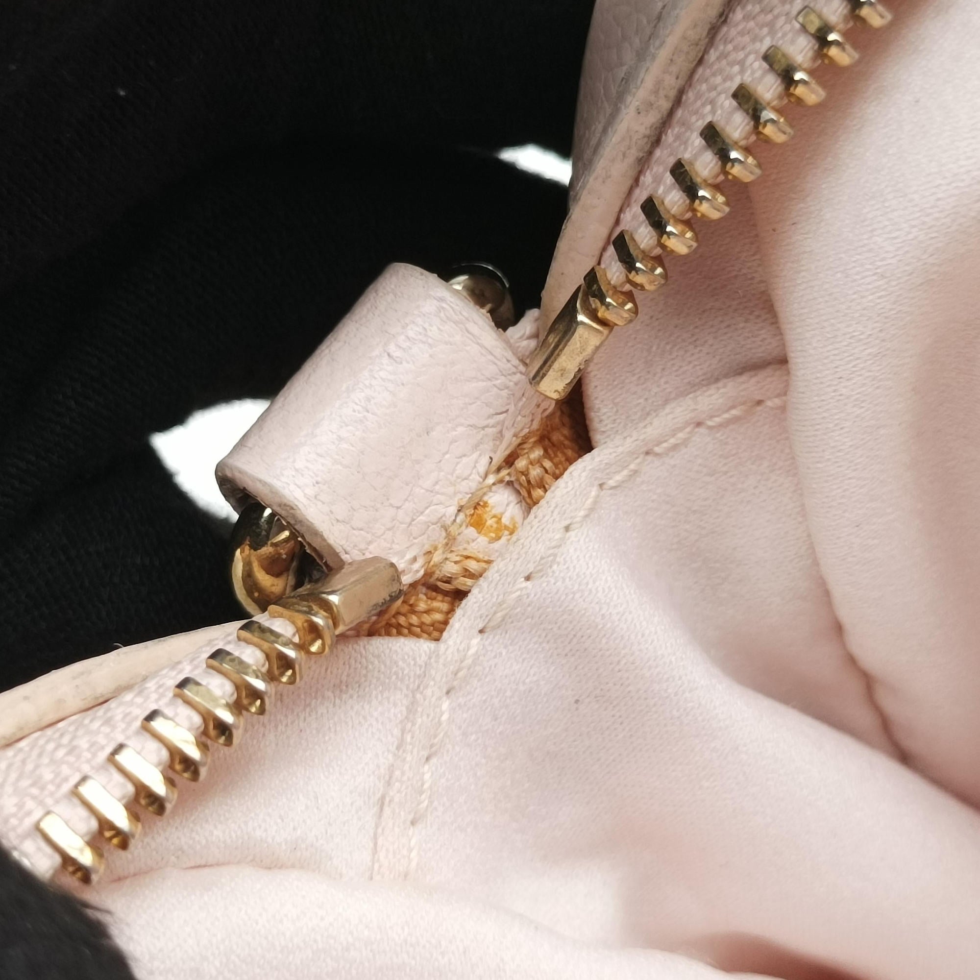 Pre-owned VERSACE La Medusa Pink Leather  shoulderbag | stylenewstar