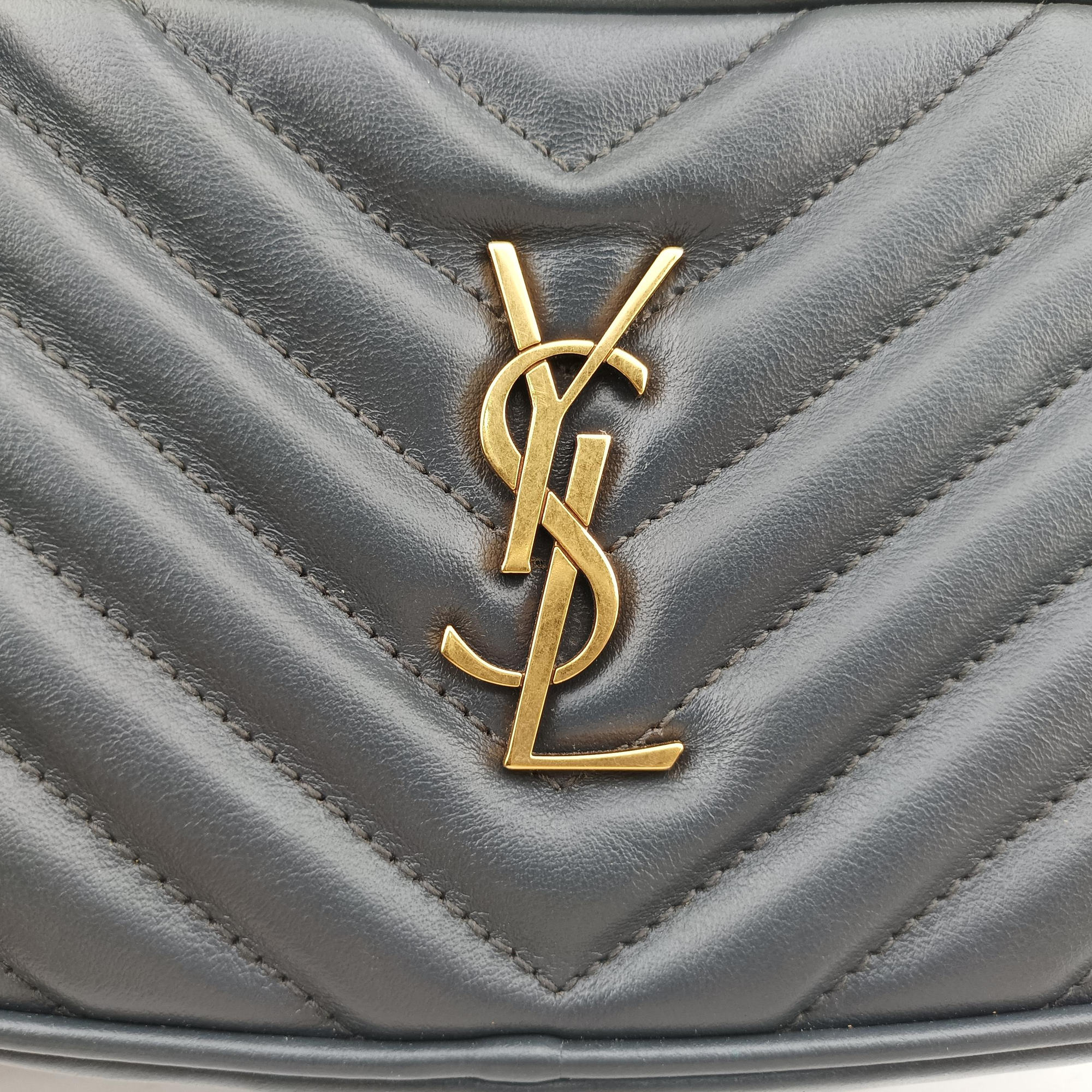 Pre-owned Yves Saint Laurent Lou chevron tassel charm camera Black Leather 534817 shoulderbag | stylenewstar