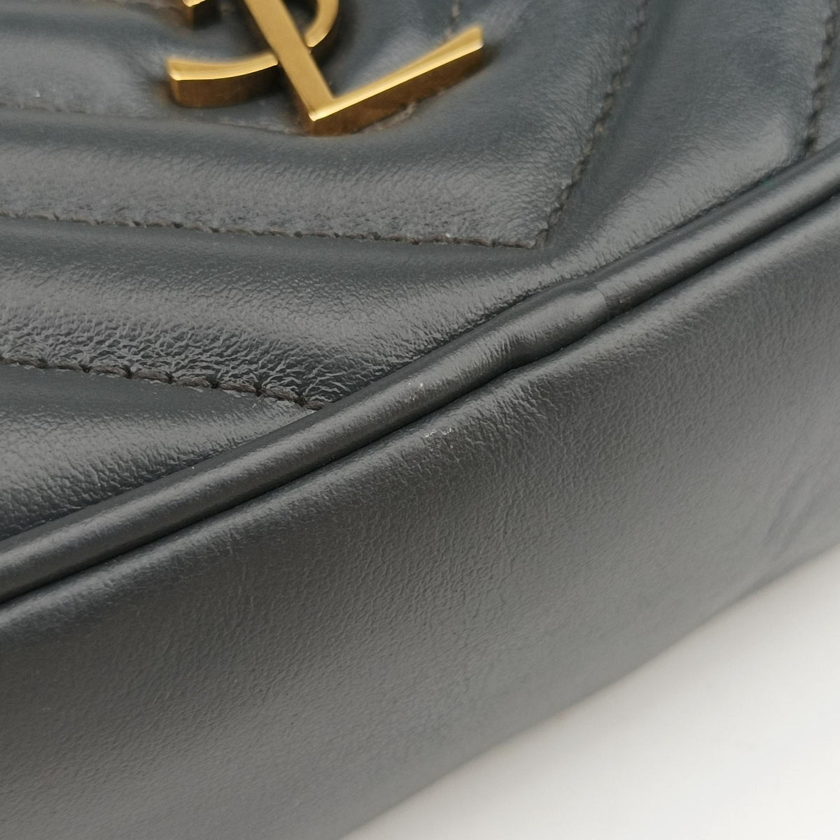 Pre-owned Yves Saint Laurent Lou chevron tassel charm camera Black Leather 534817 shoulderbag | stylenewstar
