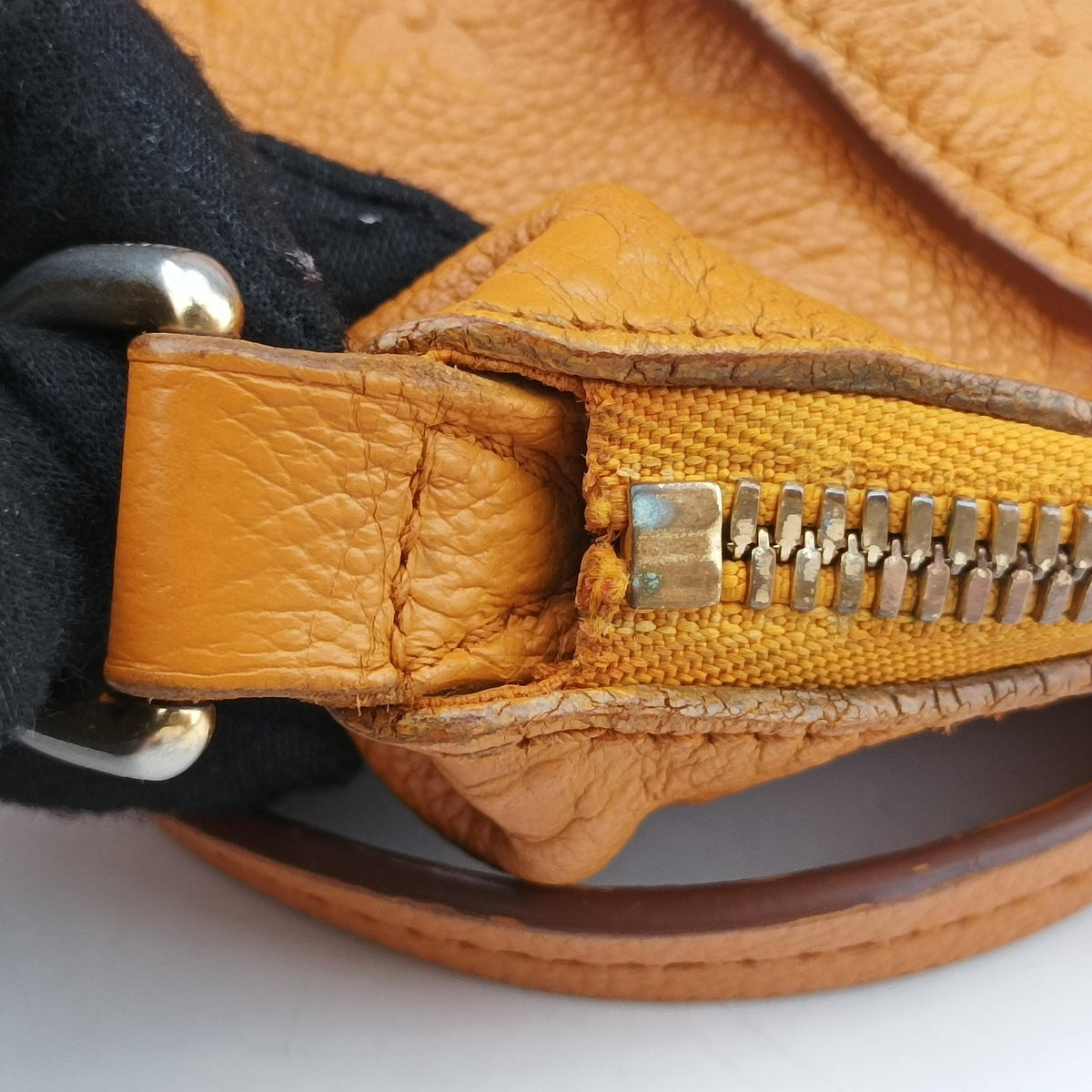 Secondhand Louis Vuitton Lumineuse PM saffron Monogram Empreinte M94324 shoulderbag | stylenewstar