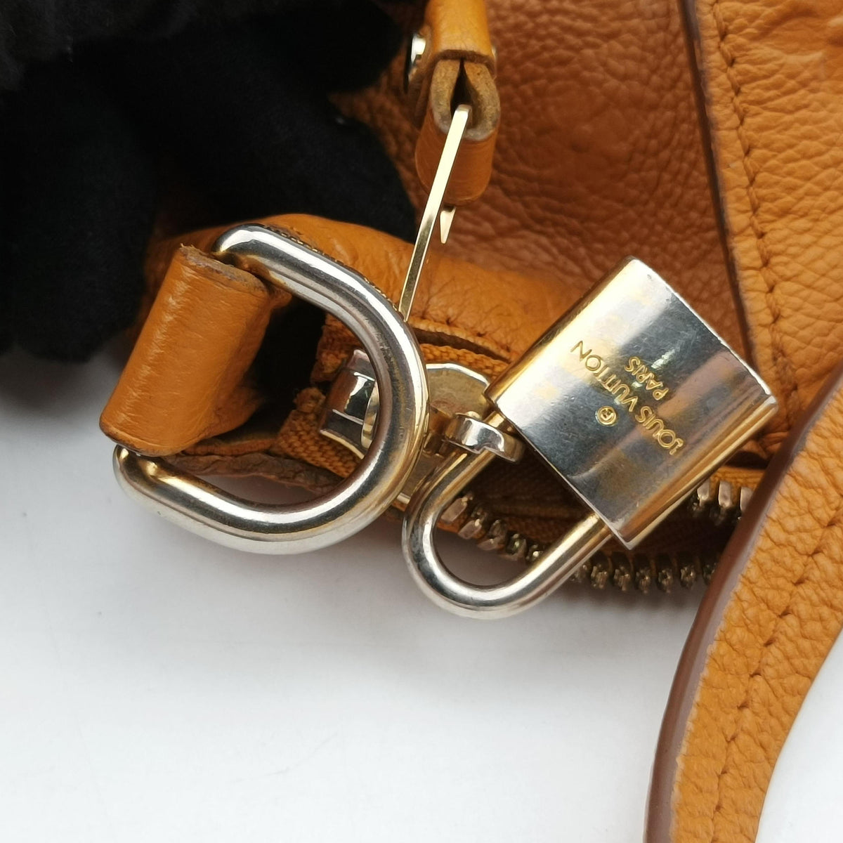 Secondhand Louis Vuitton Lumineuse PM saffron Monogram Empreinte M94324 shoulderbag | stylenewstar