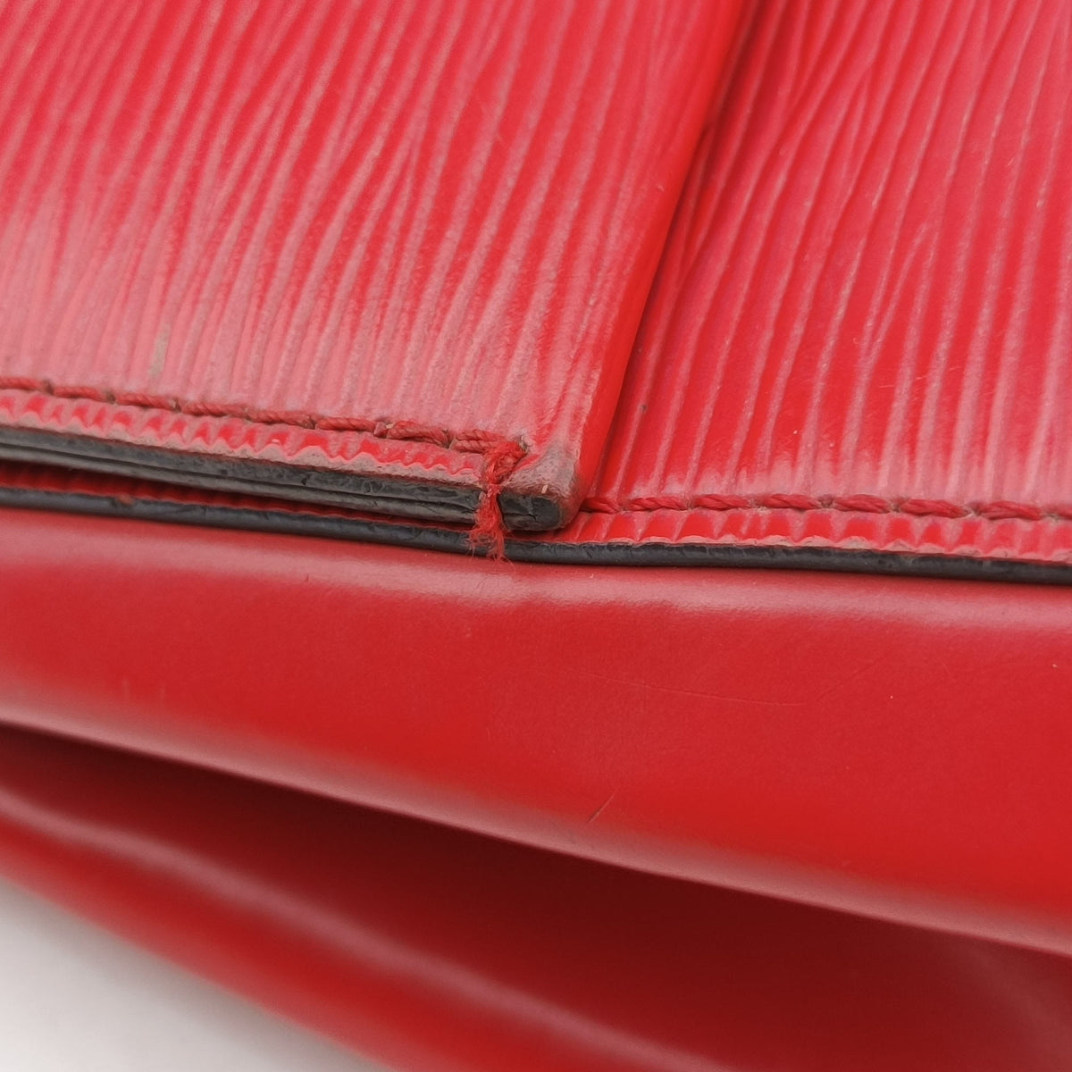 Vintage Louis Vuitton ClunyBB Red Epi M41337 shoulderbag | stylenewstar
