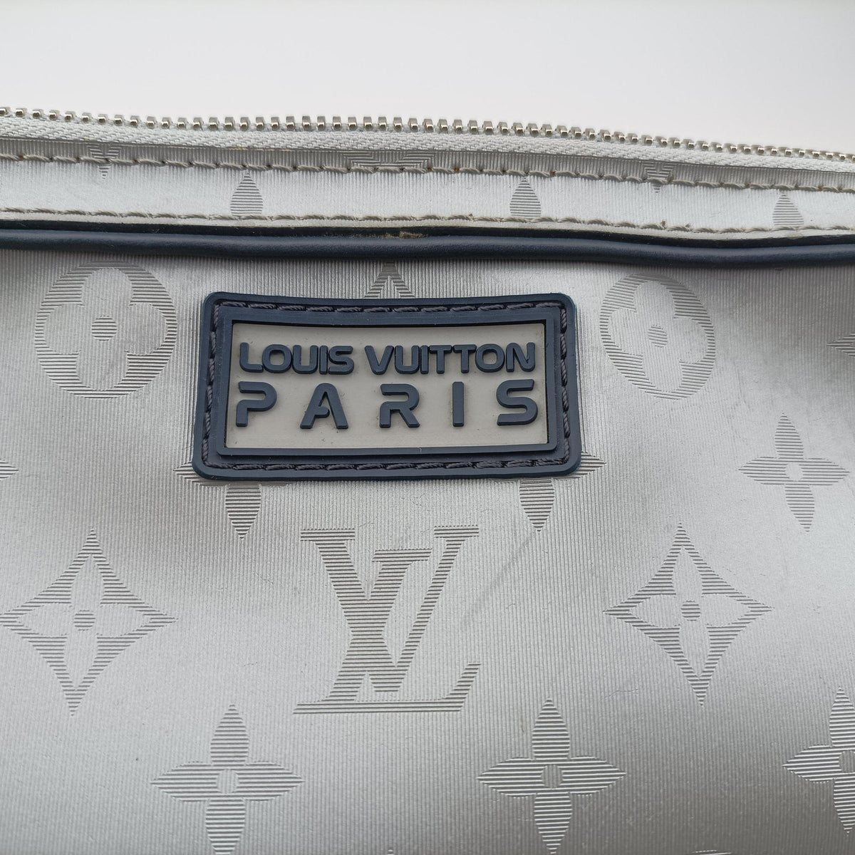 Vintage Louis Vuitton Alpha Messenger Grey Monogram Satellite M44169 shoulderbag | stylenewstar