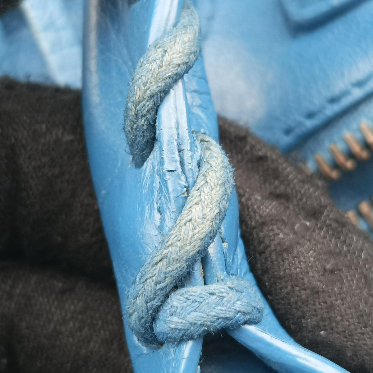 Pre-owned Balenciaga Pom pom Blue Leather  shoulderbag | stylenewstar