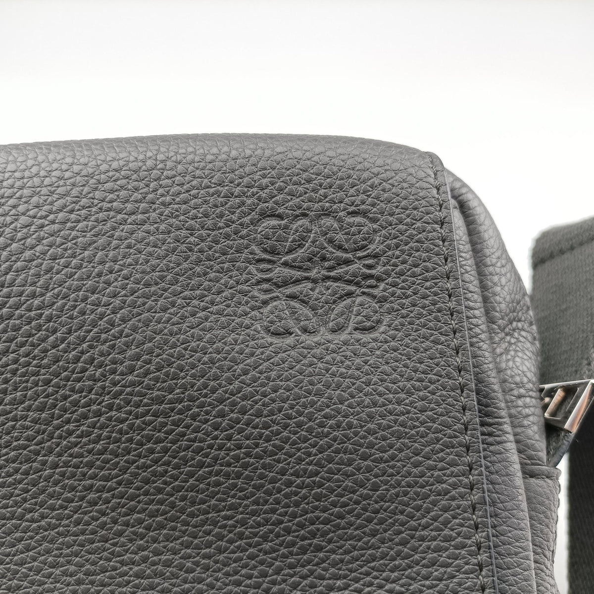 Pre-owned Loewe Military Gray Leather B553P59X01 shoulderbag | stylenewstar