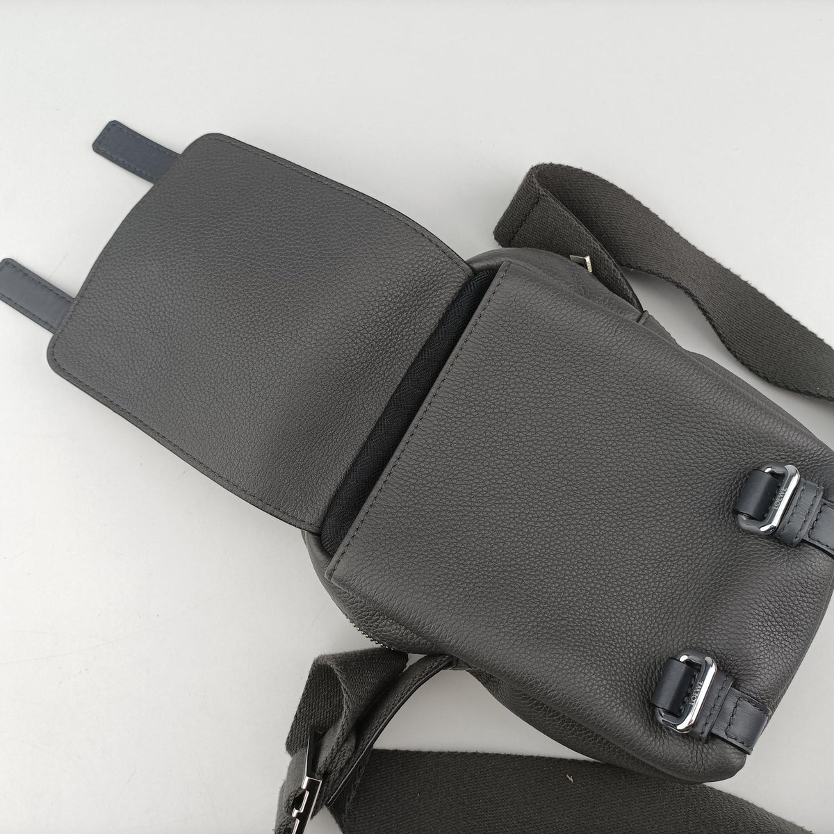 Pre-owned Loewe Military Gray Leather B553P59X01 shoulderbag | stylenewstar