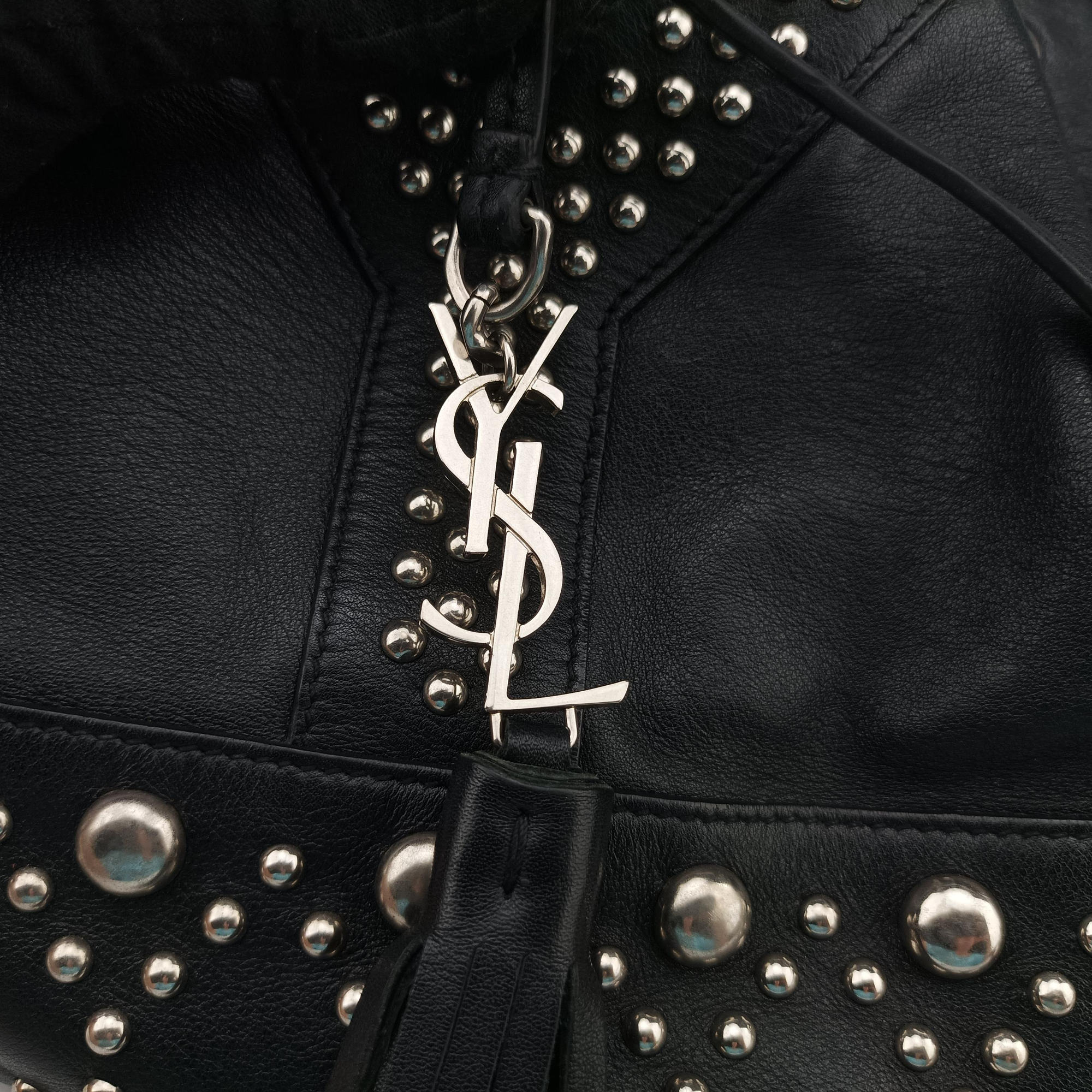 Pre-owned Yves Saint Laurent Y Studded Bucket Black Leather 454072 shoulderbag | stylenewstar