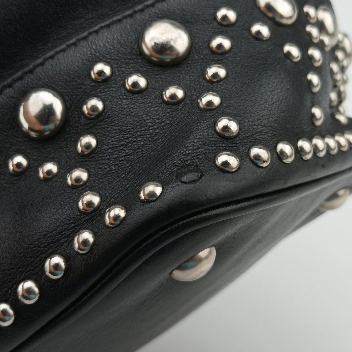 Pre-owned Yves Saint Laurent Y Studded Bucket Black Leather 454072 shoulderbag | stylenewstar